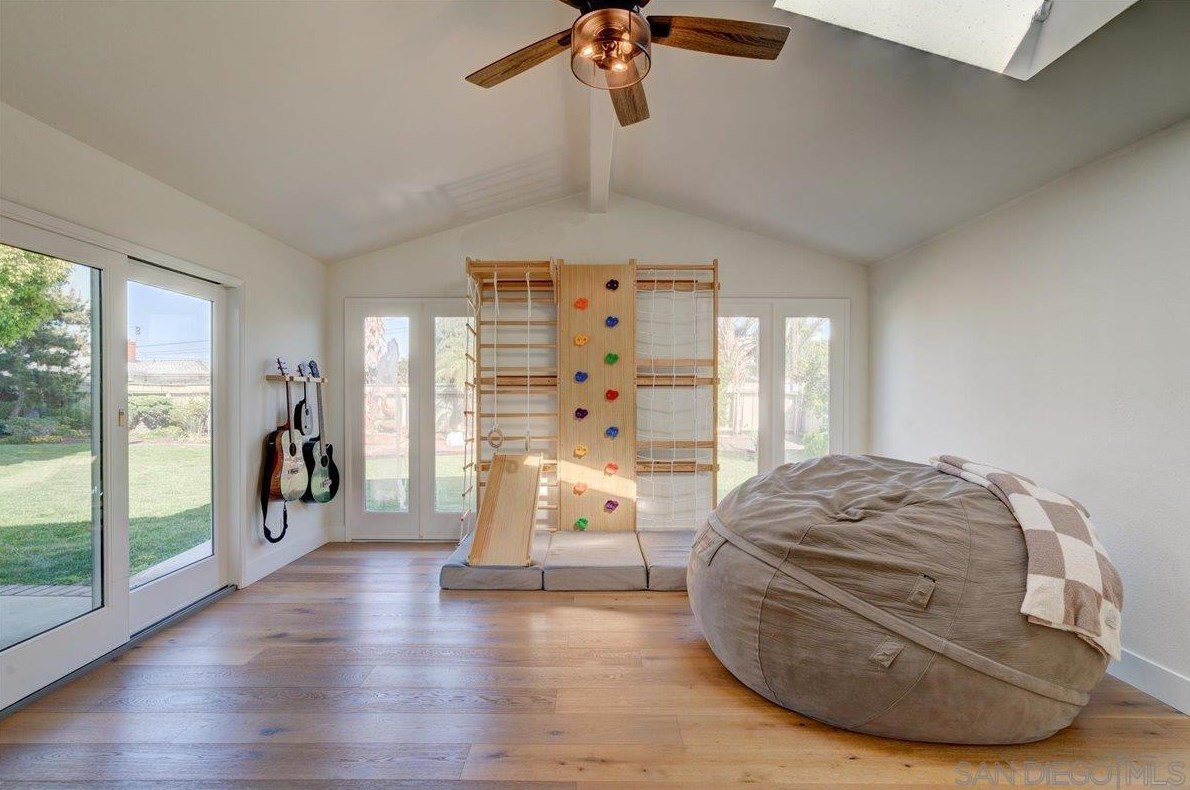 3019 Mesa Dr, Oceanside CA  92054-3705 exterior