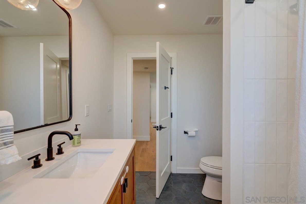 3019 Mesa Dr, Oceanside CA  92054-3705 exterior