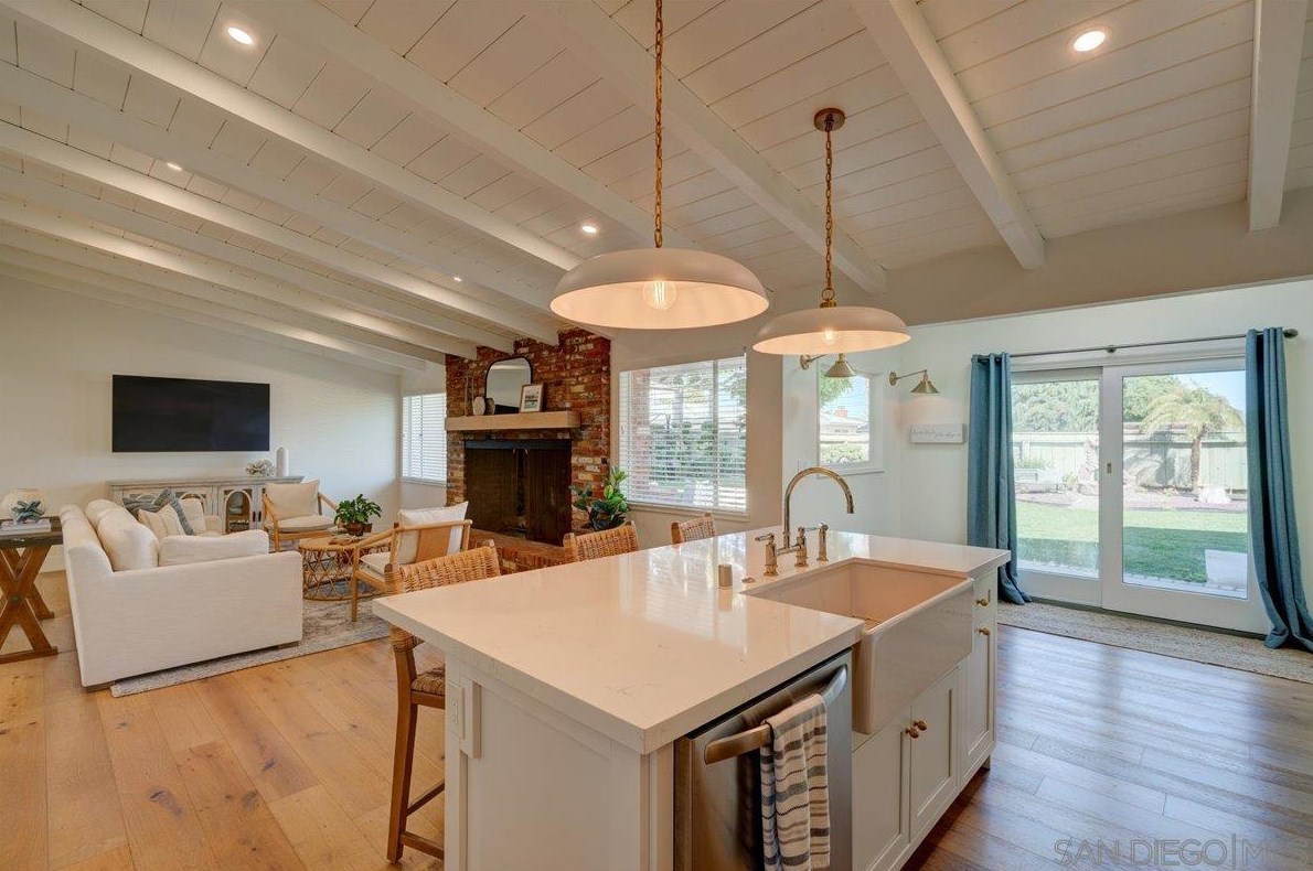 3019 Mesa Dr, Oceanside CA  92054-3705 exterior