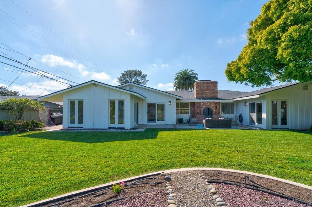 3019 Mesa Dr, Oceanside CA  92054-3705 exterior