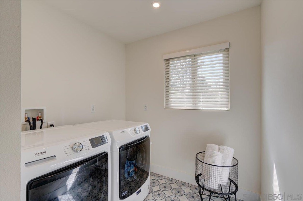 3019 Mesa Dr, Oceanside CA  92054-3705 exterior