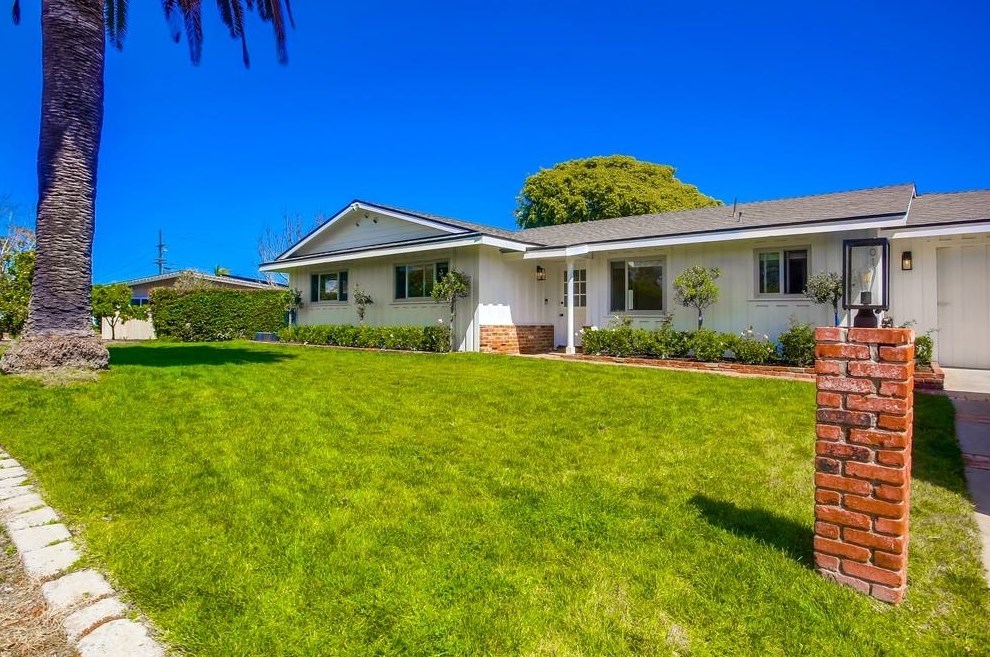 3019 Mesa Dr, Oceanside CA  92054-3705 exterior