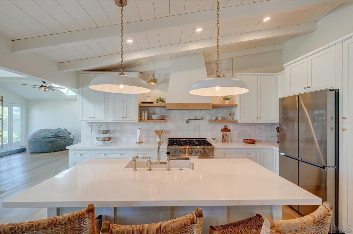 3019 Mesa Dr, Oceanside CA  92054-3705 exterior