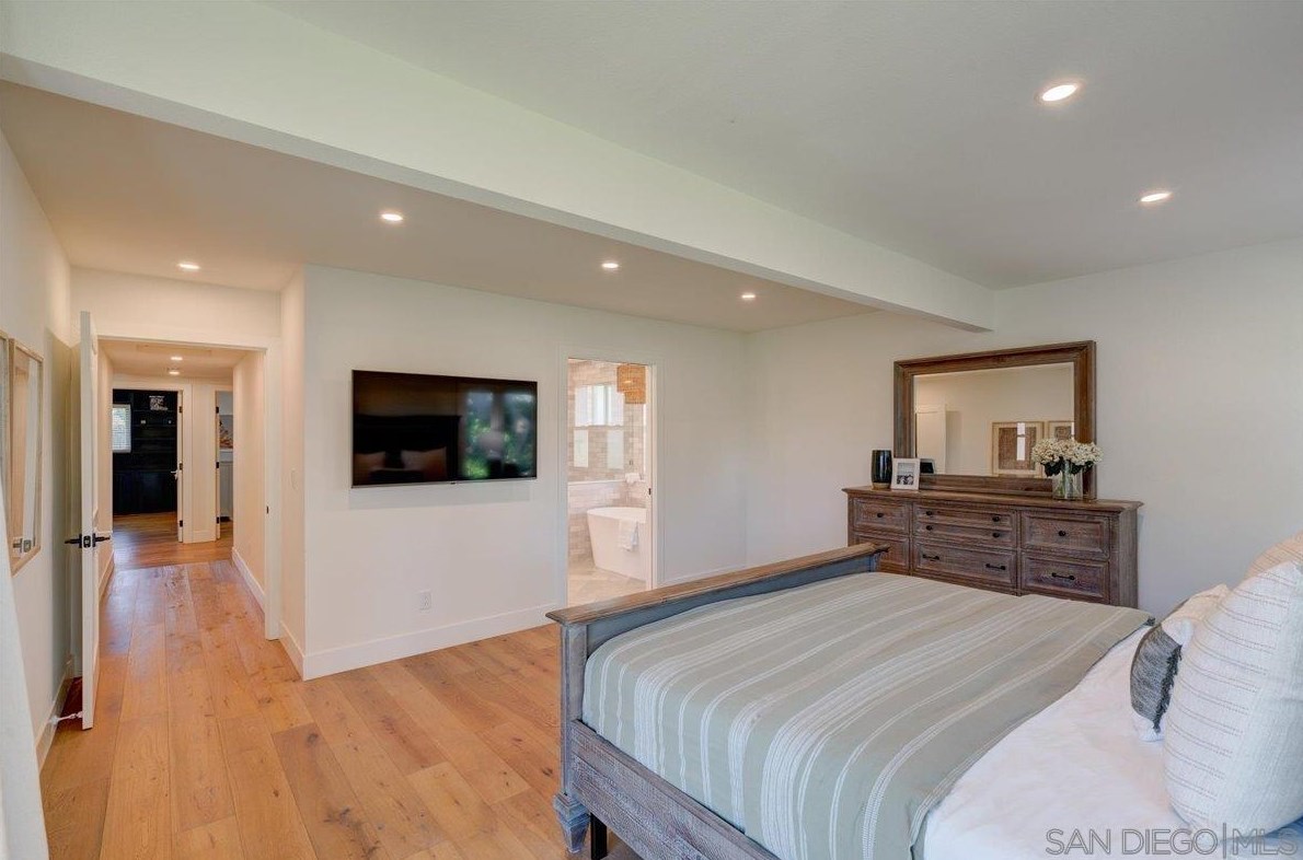 3019 Mesa Dr, Oceanside CA  92054-3705 exterior