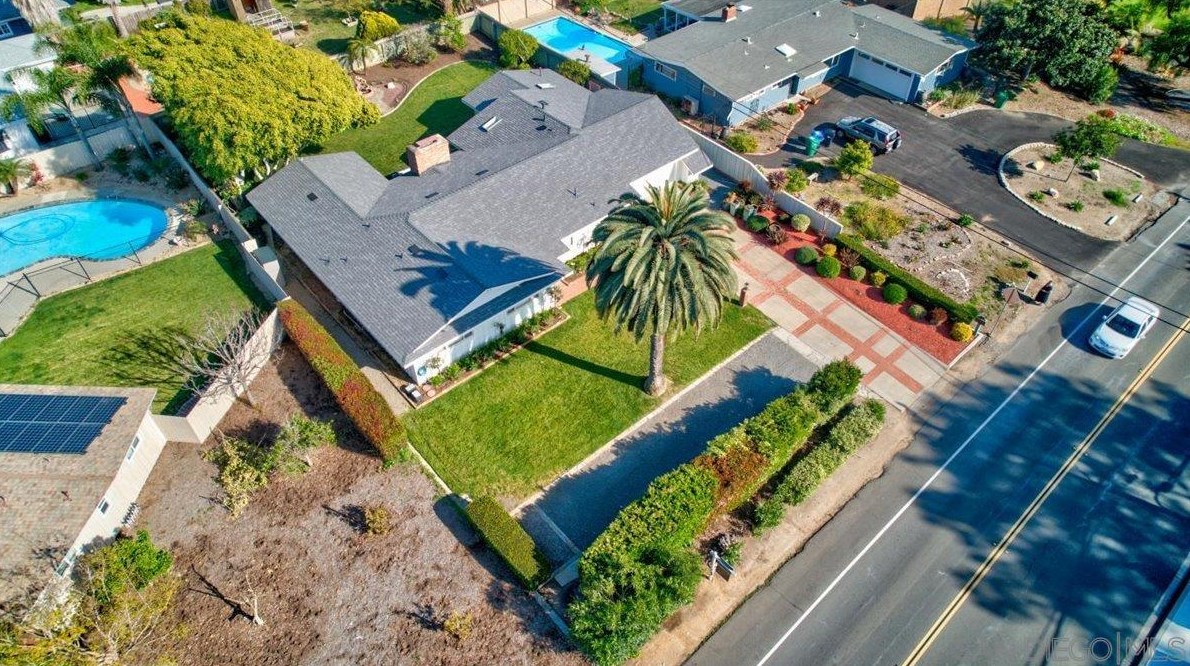 3019 Mesa Dr, Oceanside CA  92054-3705 exterior