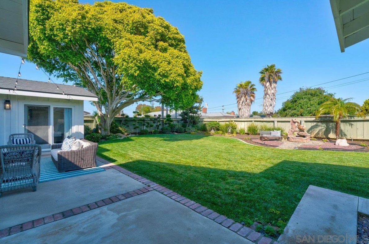 3019 Mesa Dr, Oceanside CA  92054-3705 exterior