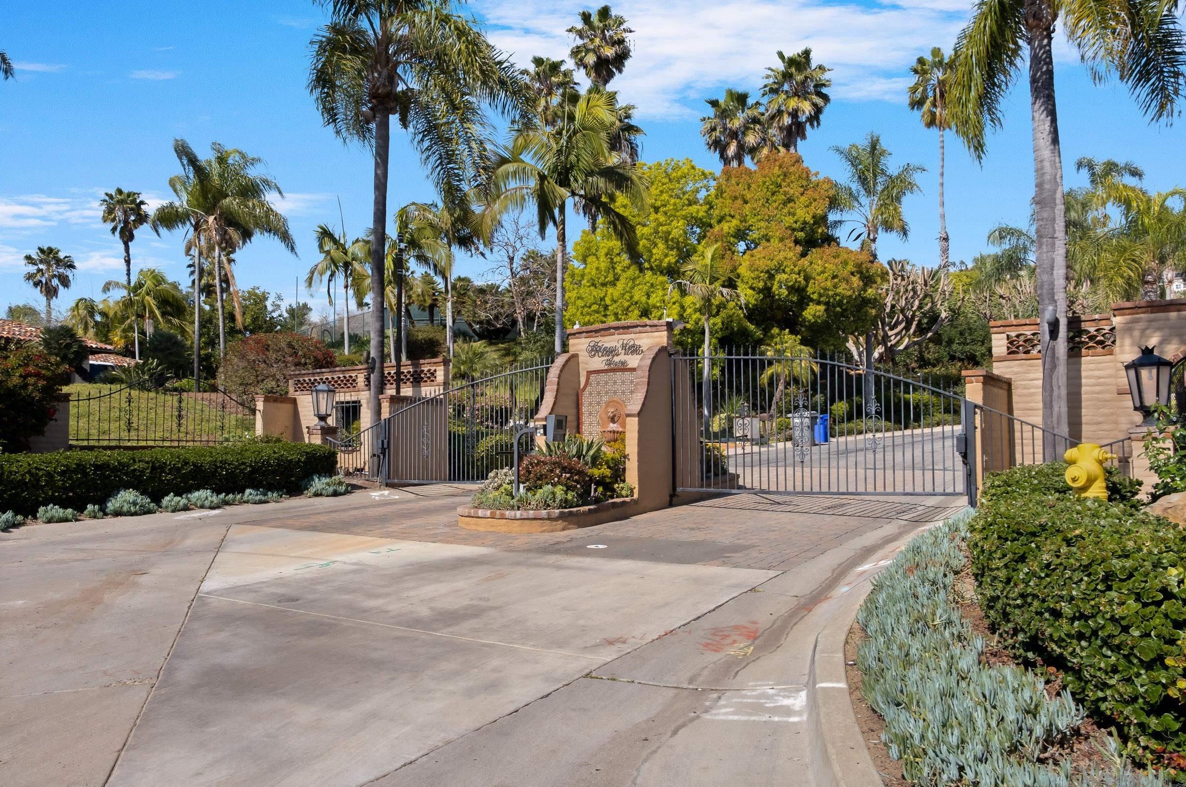 1719 Kings Rd, Vista CA  92084-3639 exterior