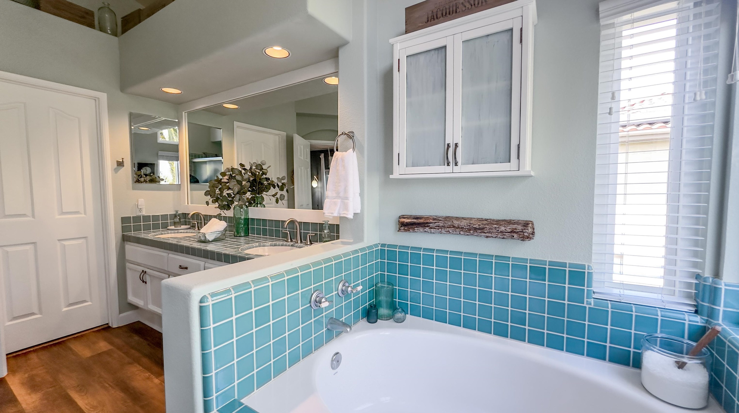 1616 Mountain Pass Cir, Vista CA  92081-8811 exterior