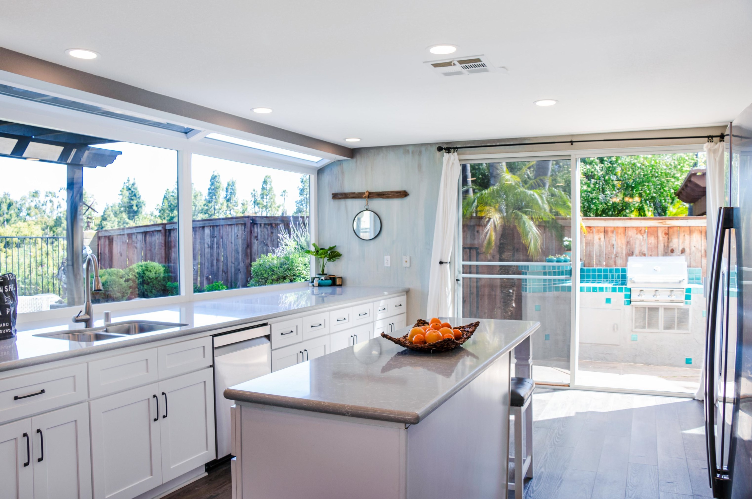 1616 Mountain Pass Cir, Vista CA  92081-8811 exterior