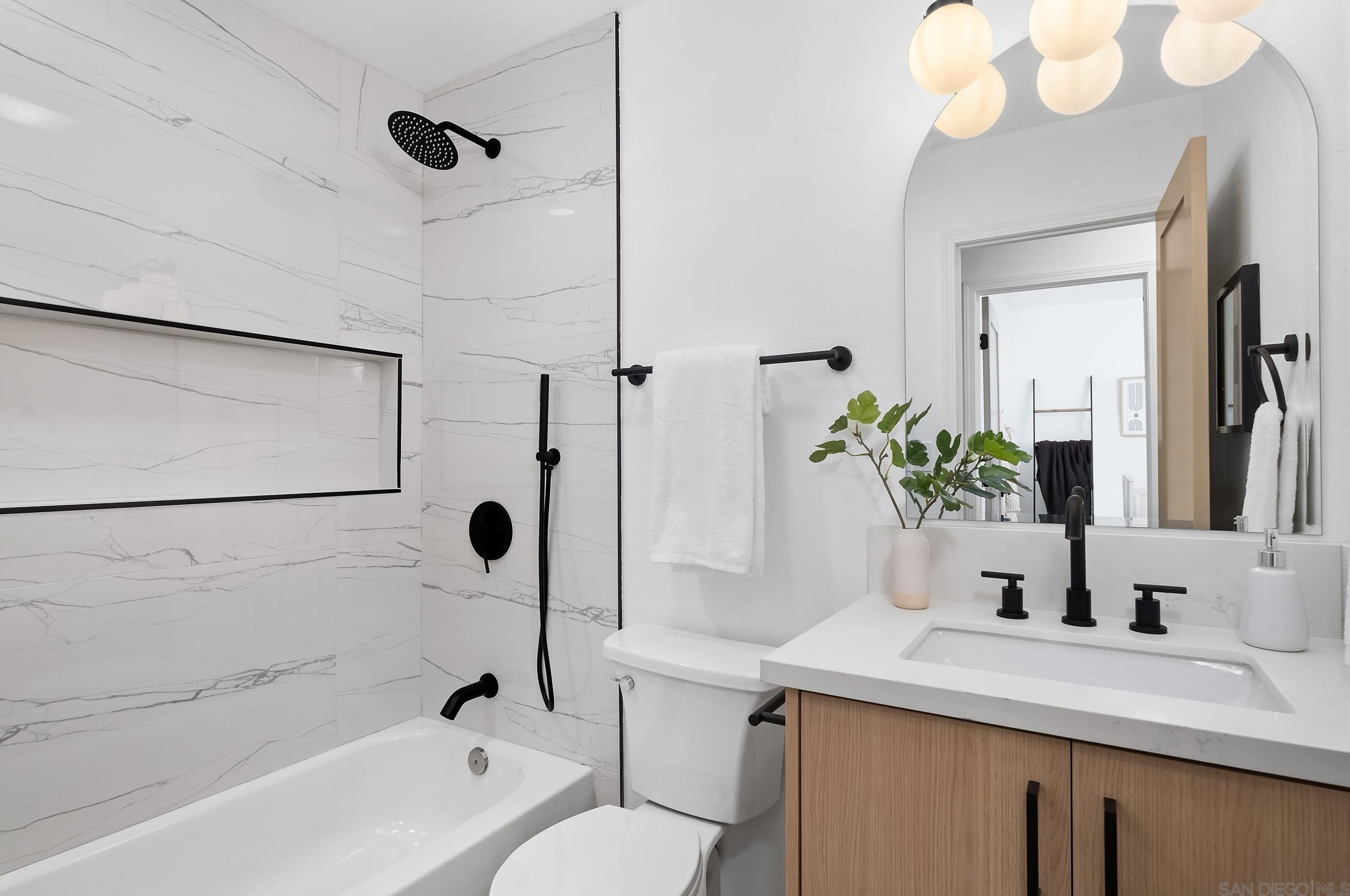 8685 Hebrides Dr, San Diego CA 92126-3314 exterior