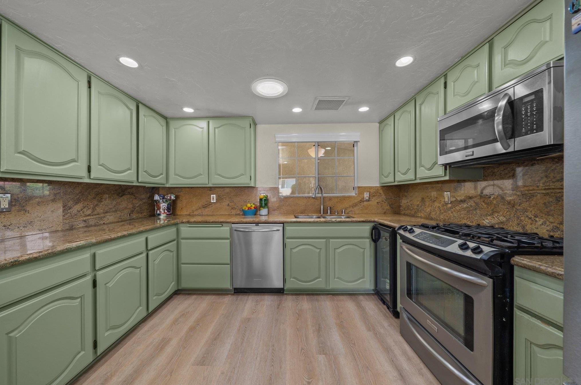 9721 Siwanoy Dr, Desert Hot Springs CA  92240-1330 exterior