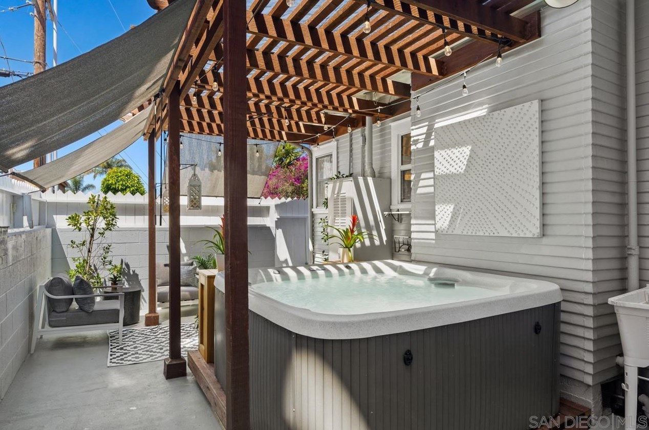 2527 Meade Ave, San Diego CA  92116-2951 exterior