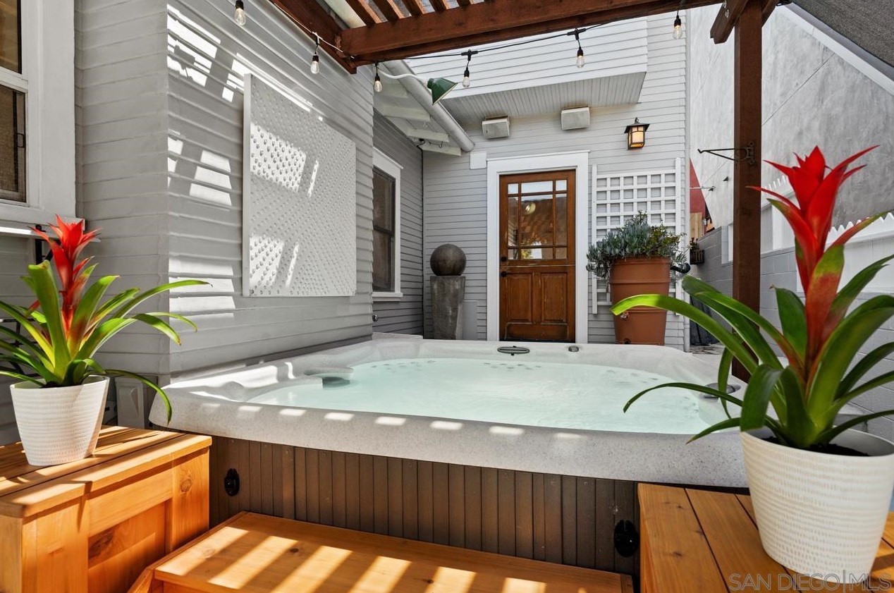 2527 Meade Ave, San Diego CA  92116-2951 exterior