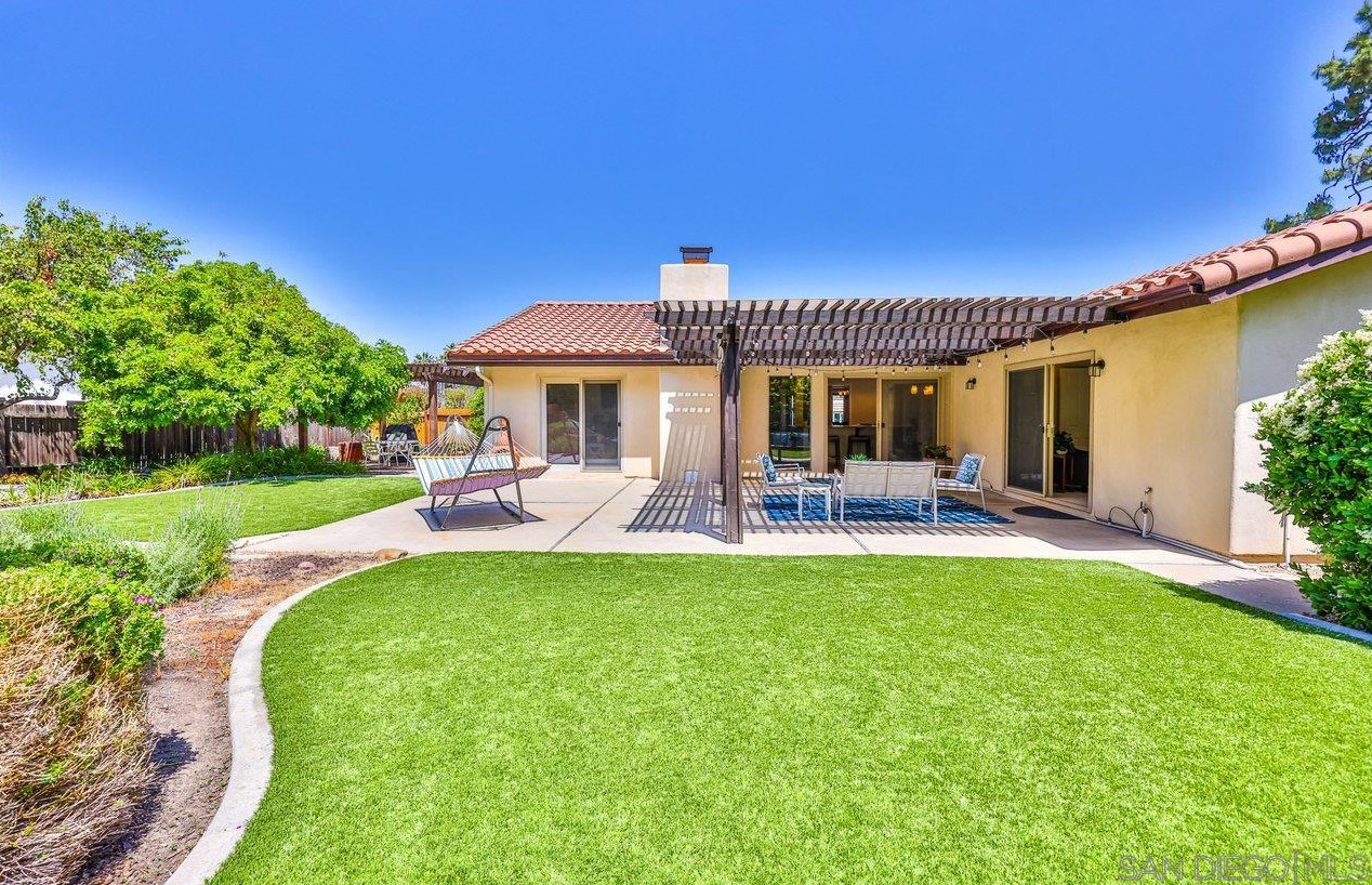 4956 Golfglen Rd, Bonita CA  91902-2512 exterior