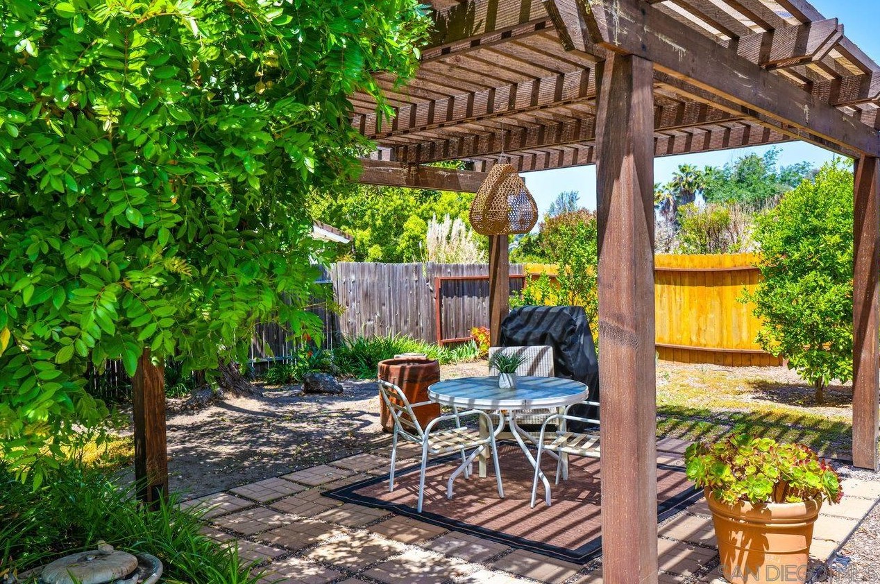 4956 Golfglen Rd, Bonita CA  91902-2512 exterior