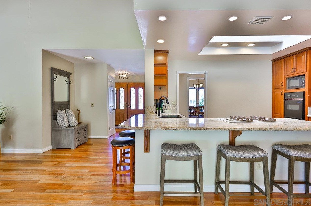 4956 Golfglen Rd, Bonita CA  91902-2512 exterior