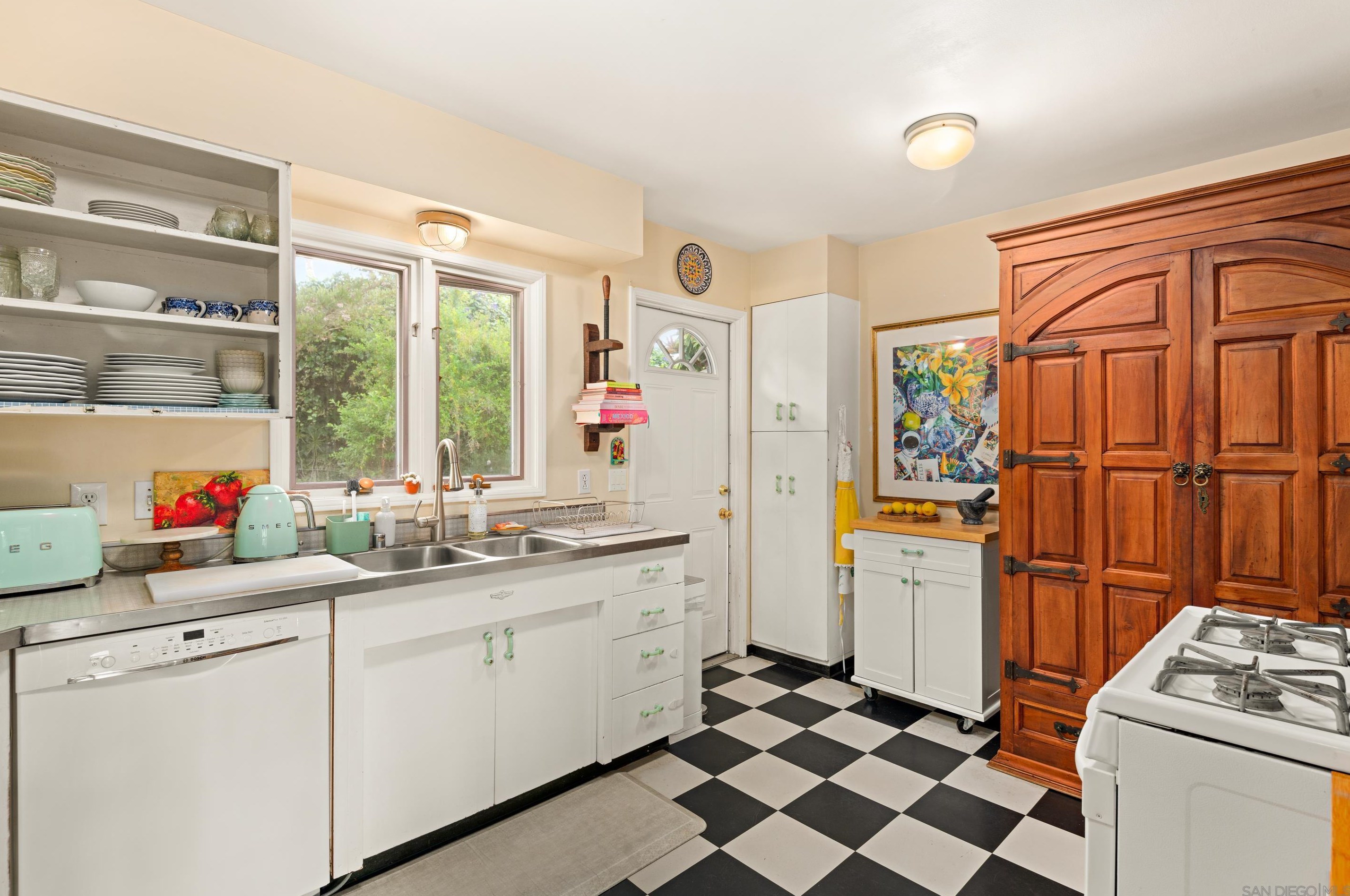 840 Tarento Dr, San Diego CA  92106-2826 exterior