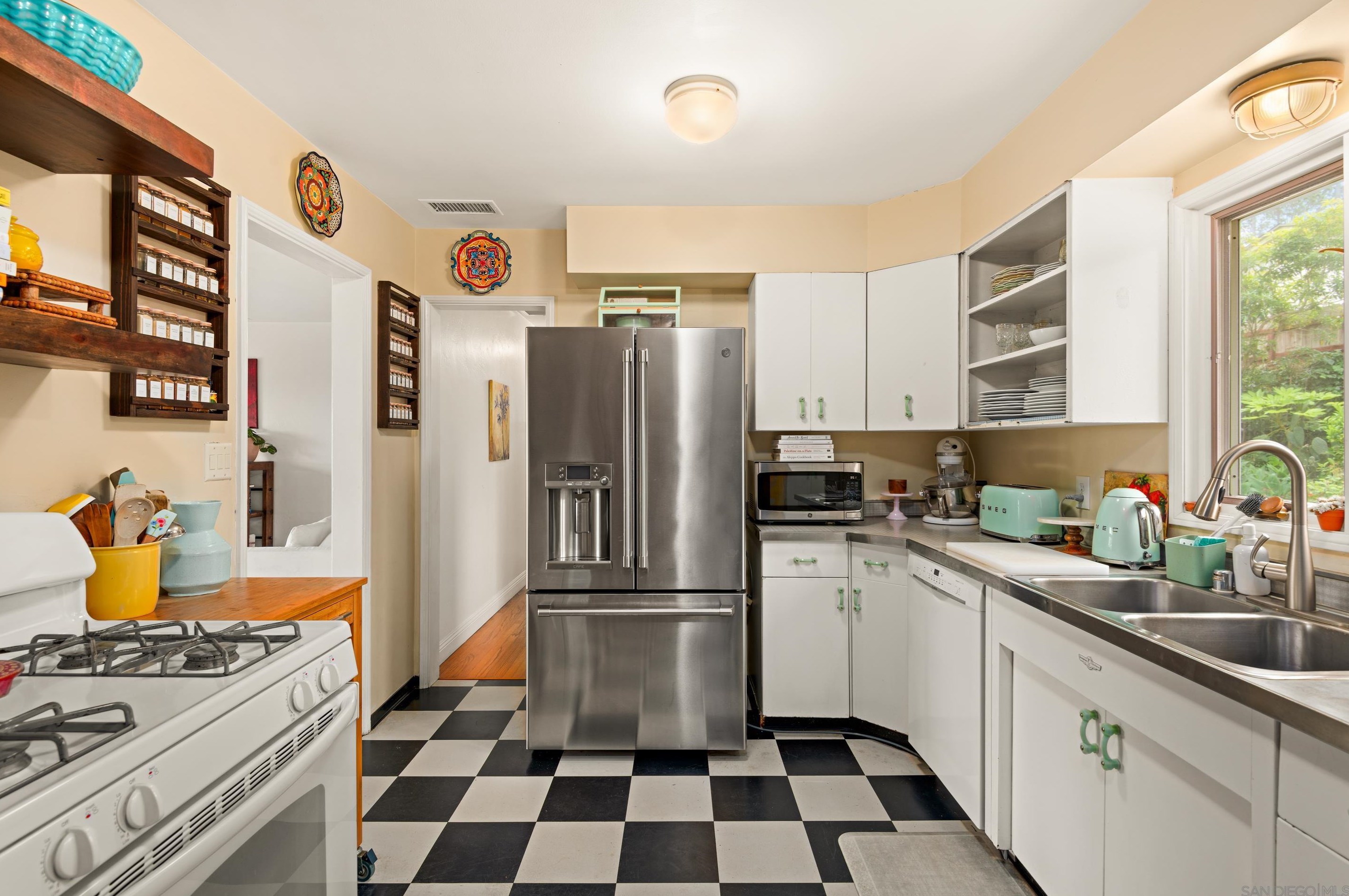 840 Tarento Dr, San Diego CA  92106-2826 exterior