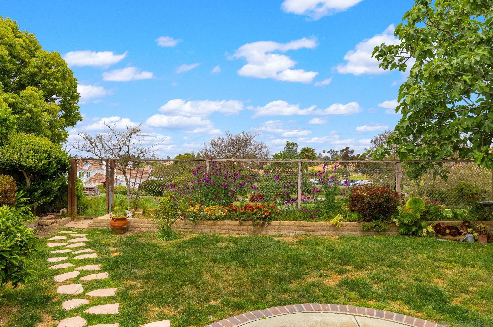 2016 Redwood Crst, Vista CA 92081-7337 exterior