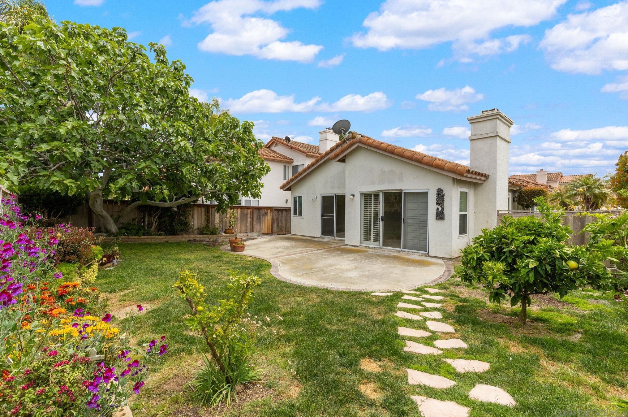 2016 Redwood Crst, Vista CA 92081-7337 exterior