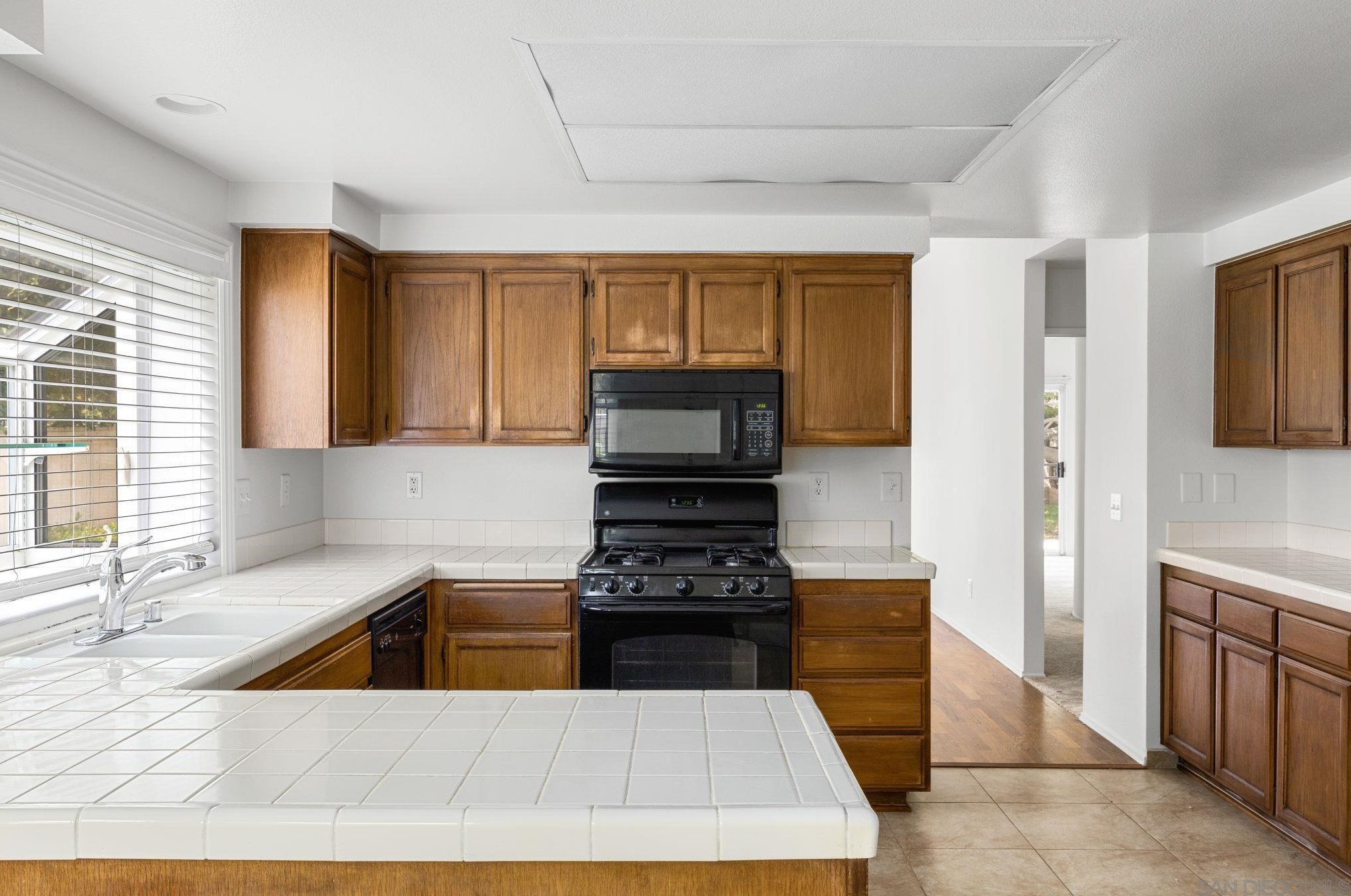 2016 Redwood Crst, Vista CA 92081-7337 exterior