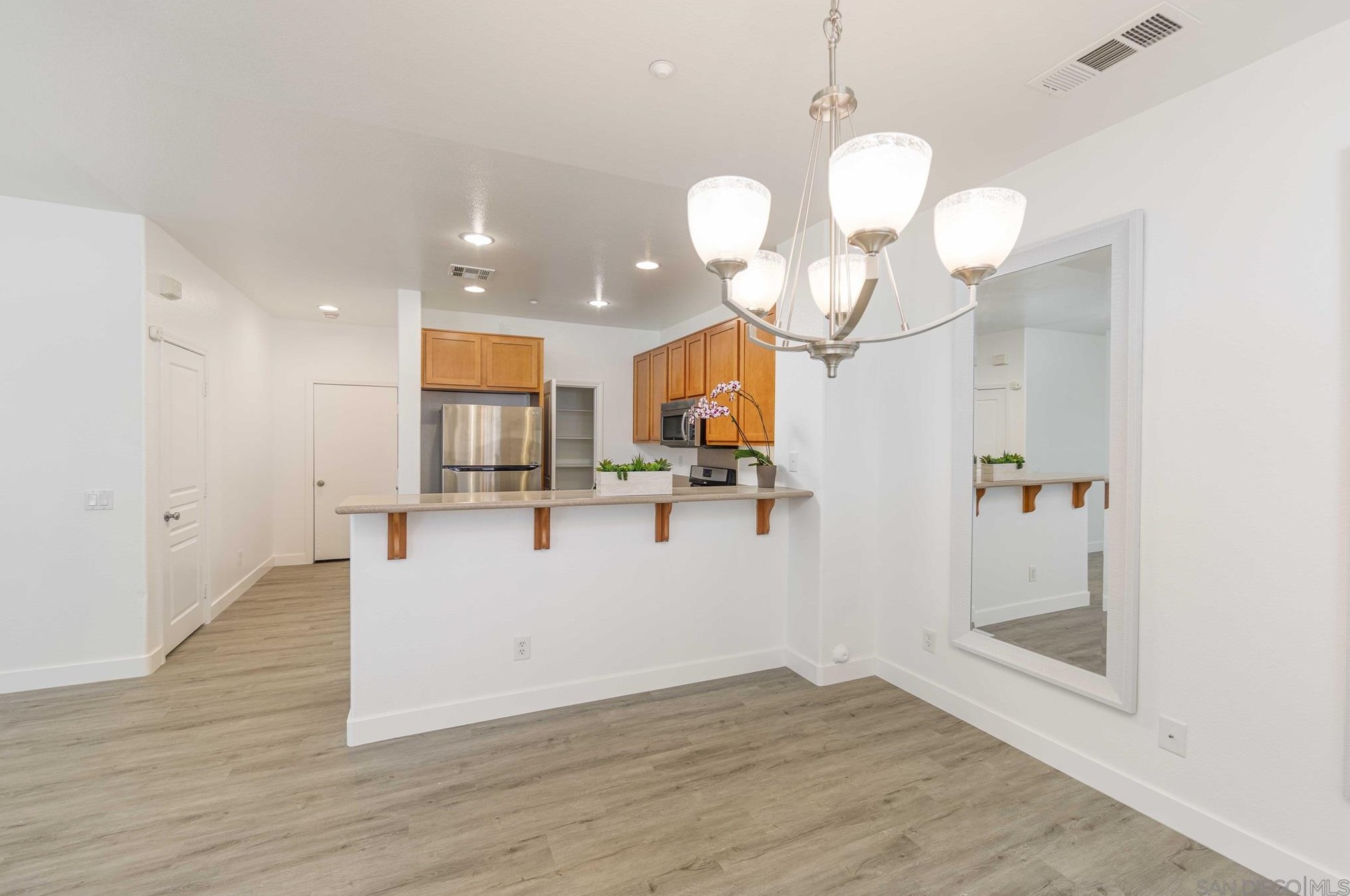 227 Calle Del Sol, Vista CA  92083-3624 exterior