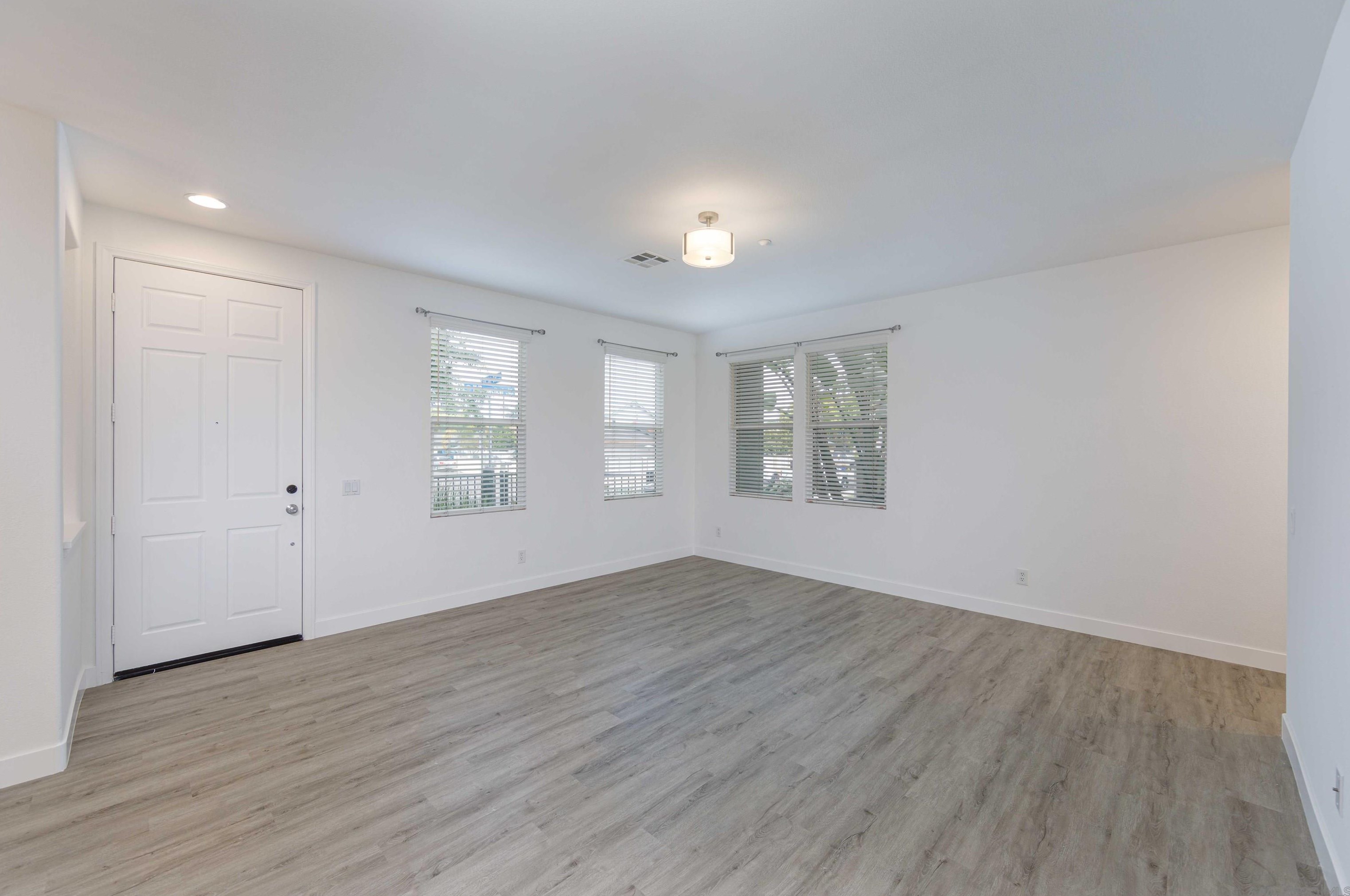 227 Calle Del Sol, Vista CA  92083-3624 exterior