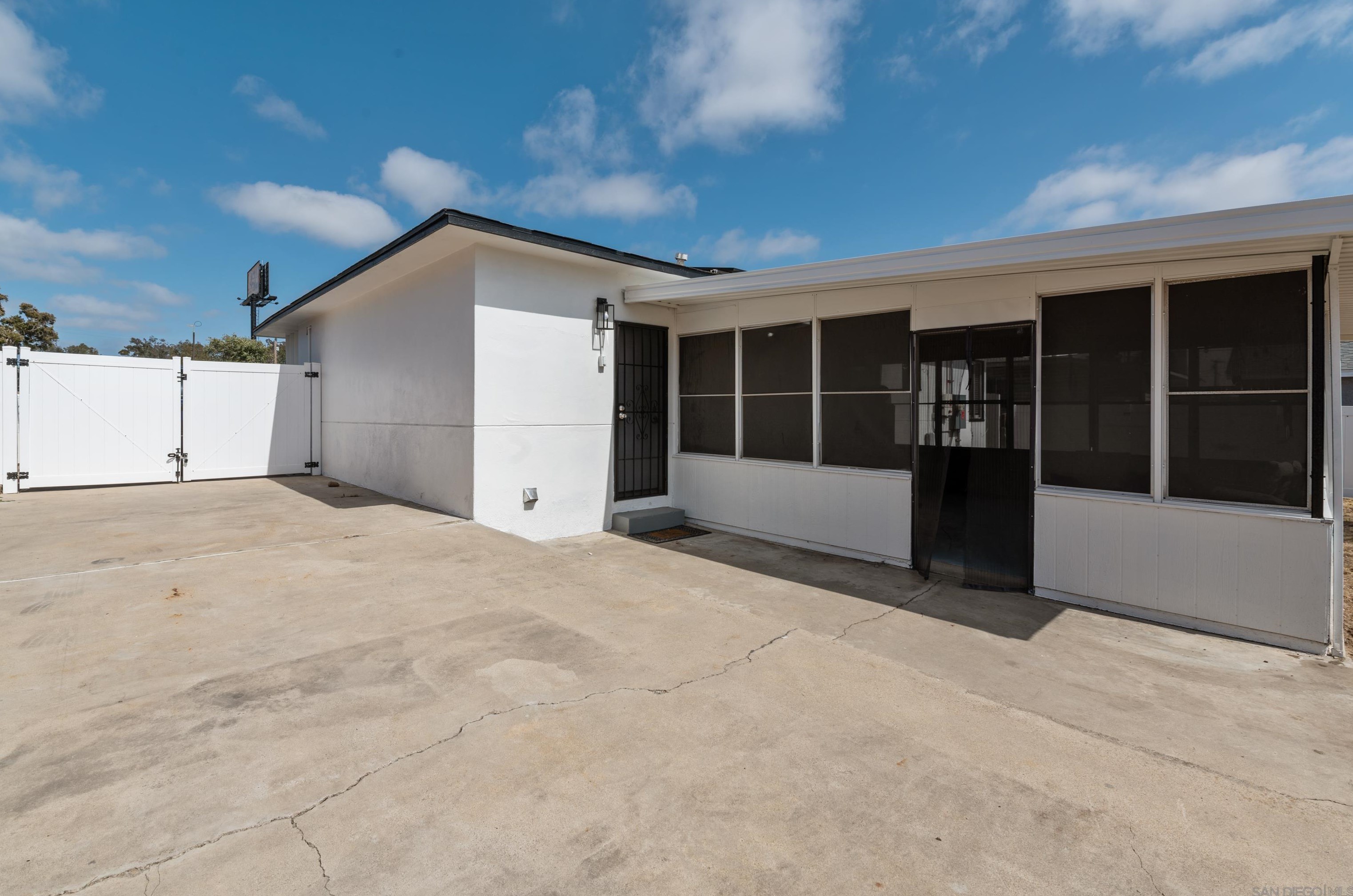 3116 54 St, San Diego CA 92105-3704 exterior