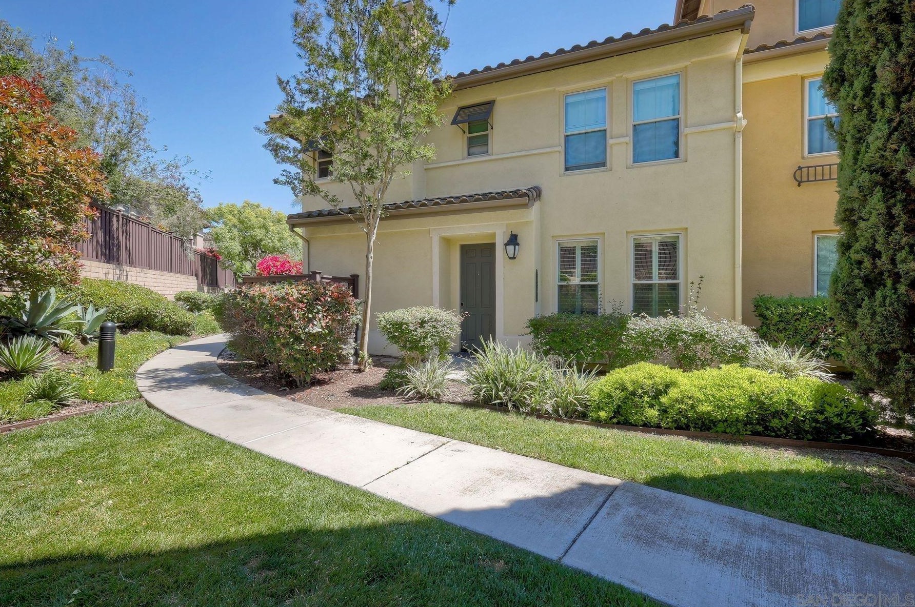 2841 Piantino Cir, San Diego CA  92108-4762 exterior