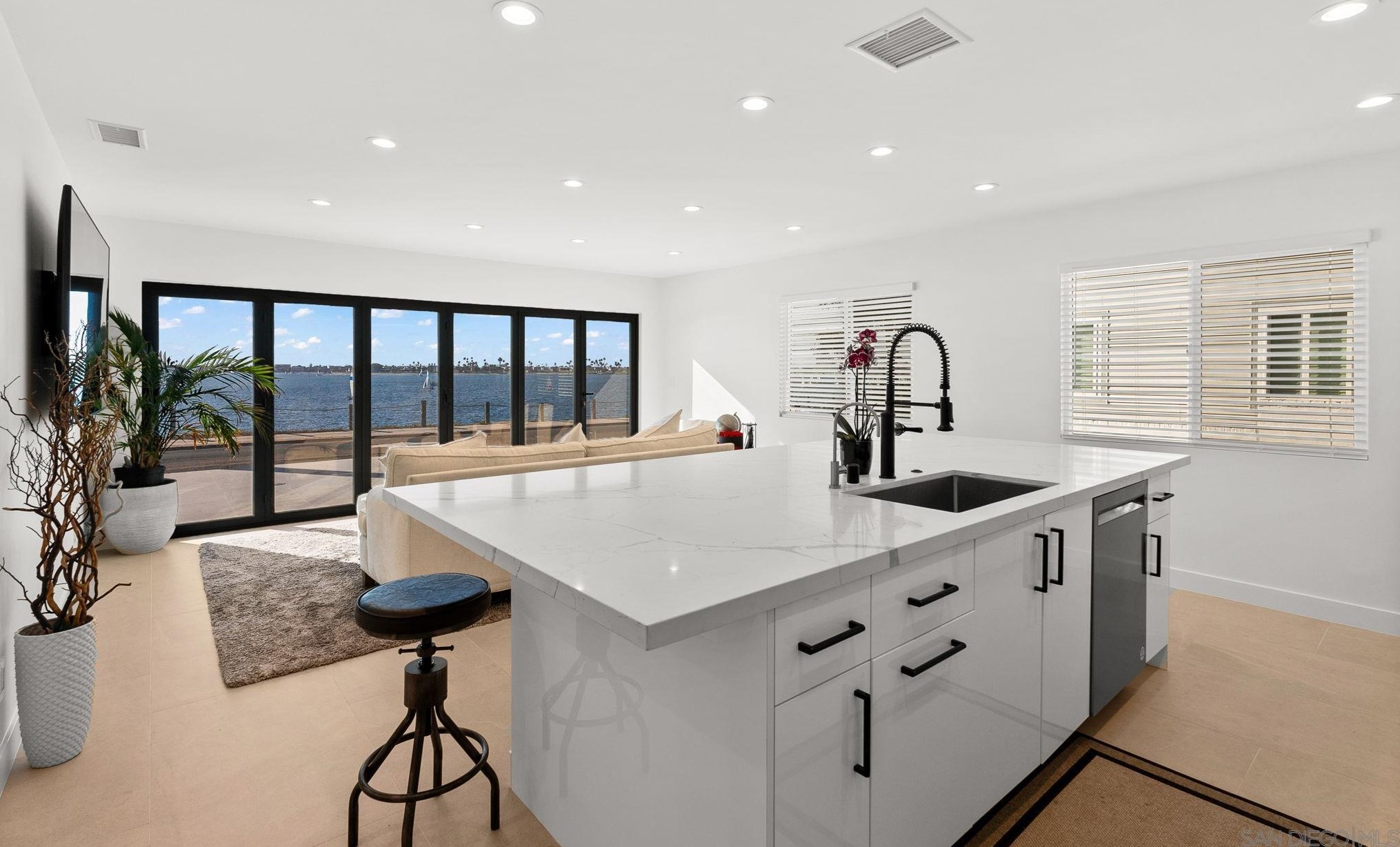 3445 Riviera Dr, San Diego CA 92109-5337 exterior