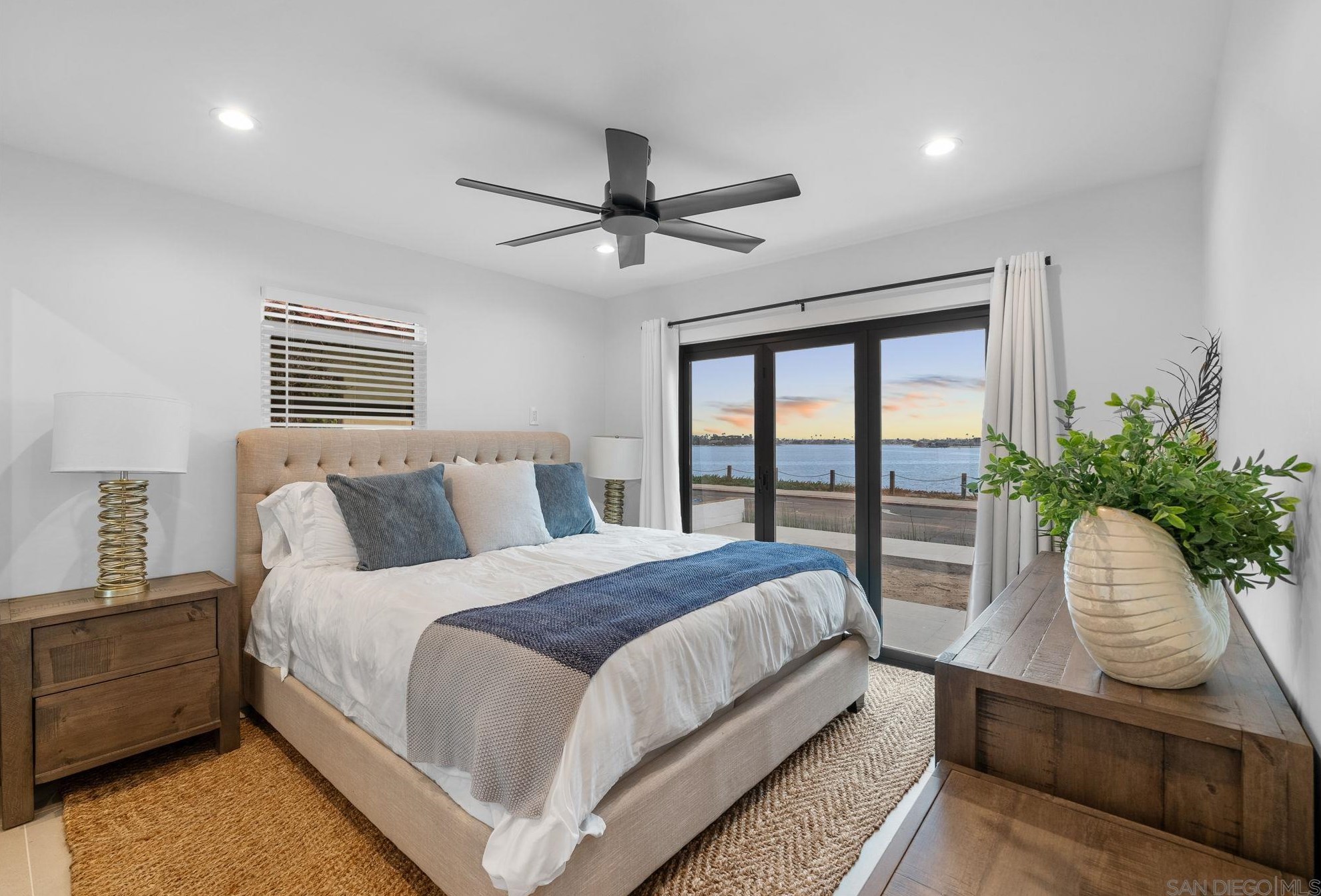 3445 Riviera Dr, San Diego CA 92109-5337 exterior