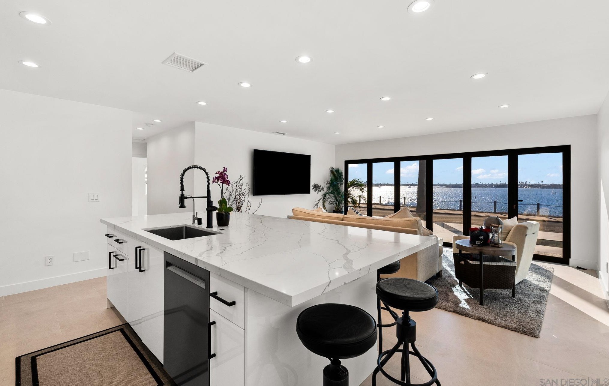 3445 Riviera Dr, San Diego CA 92109-5337 exterior