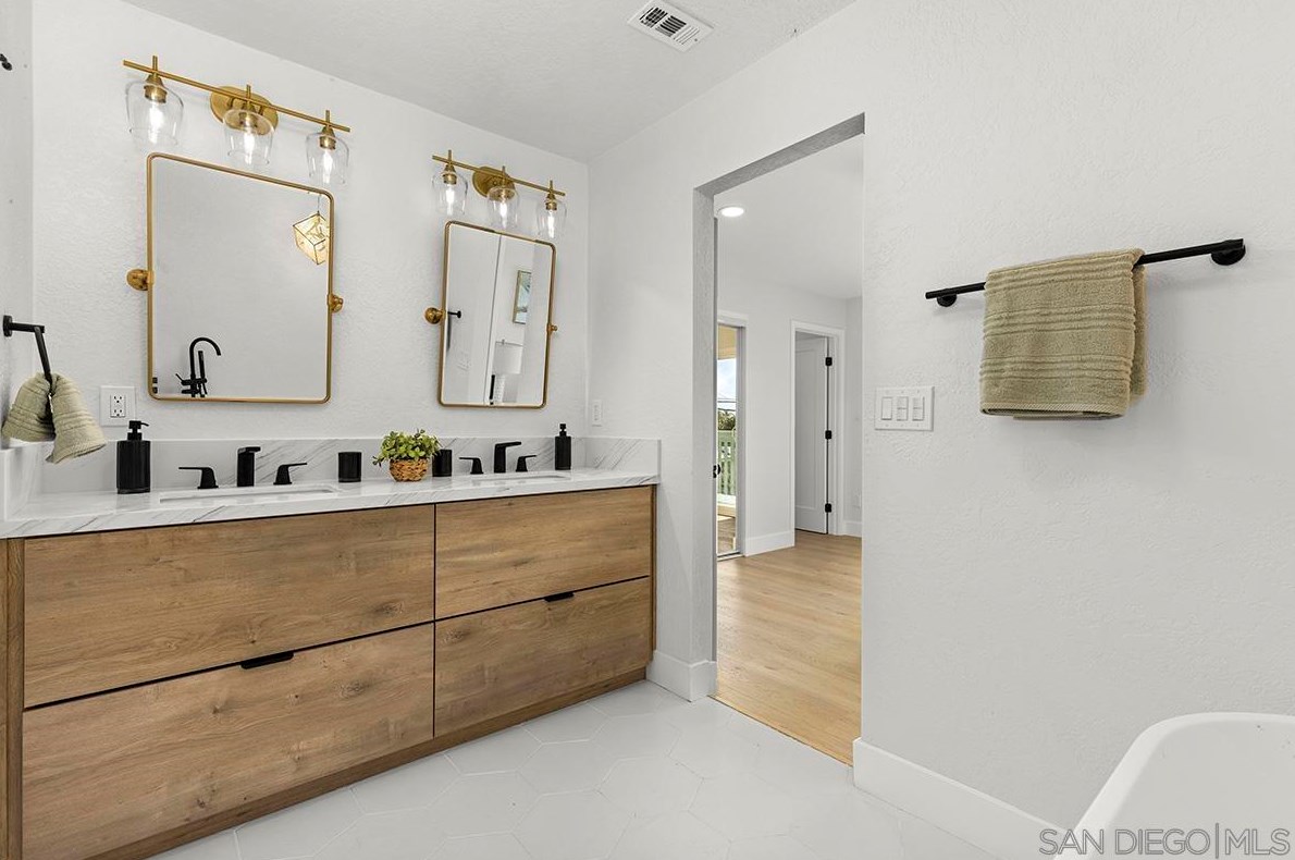 1283 Eolus Ave, Encinitas CA 92024-2186 exterior