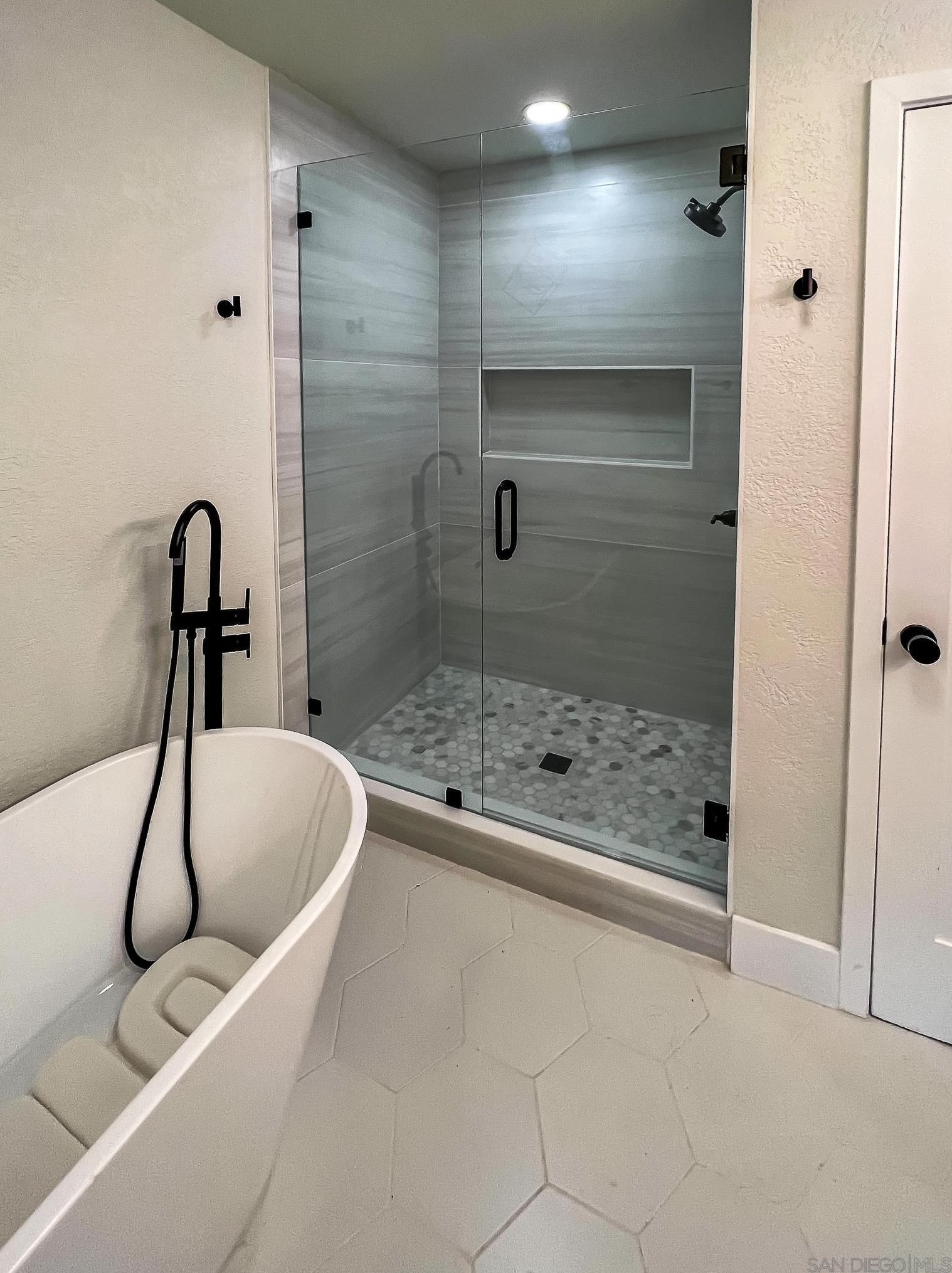 1283 Eolus Ave, Encinitas CA 92024-2186 exterior