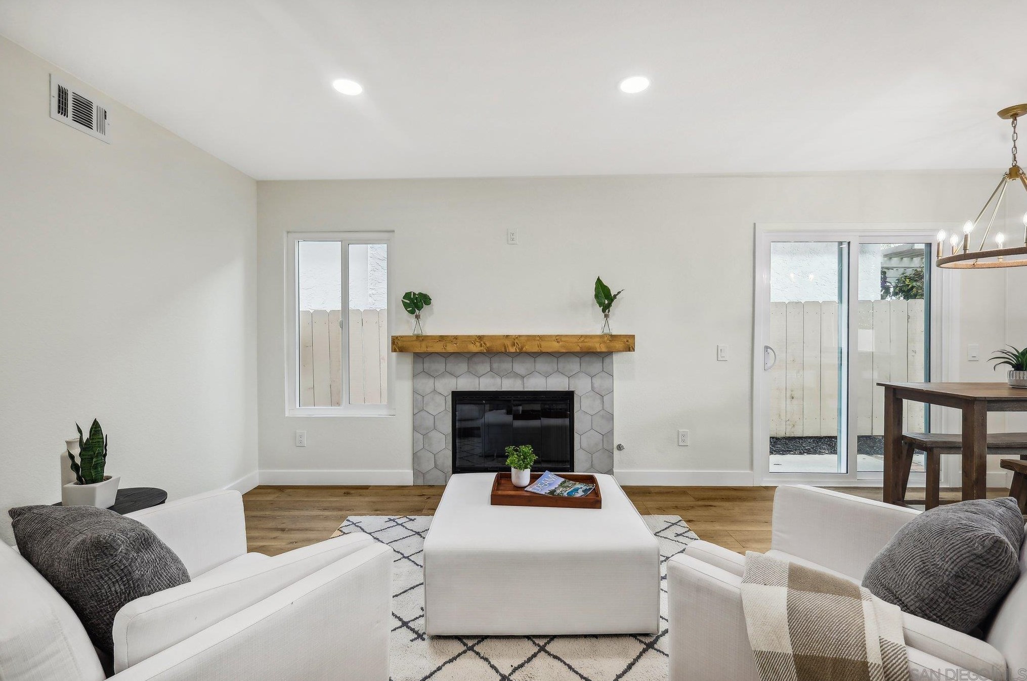 1550 Madrid Dr, Vista CA  92081-5007 exterior