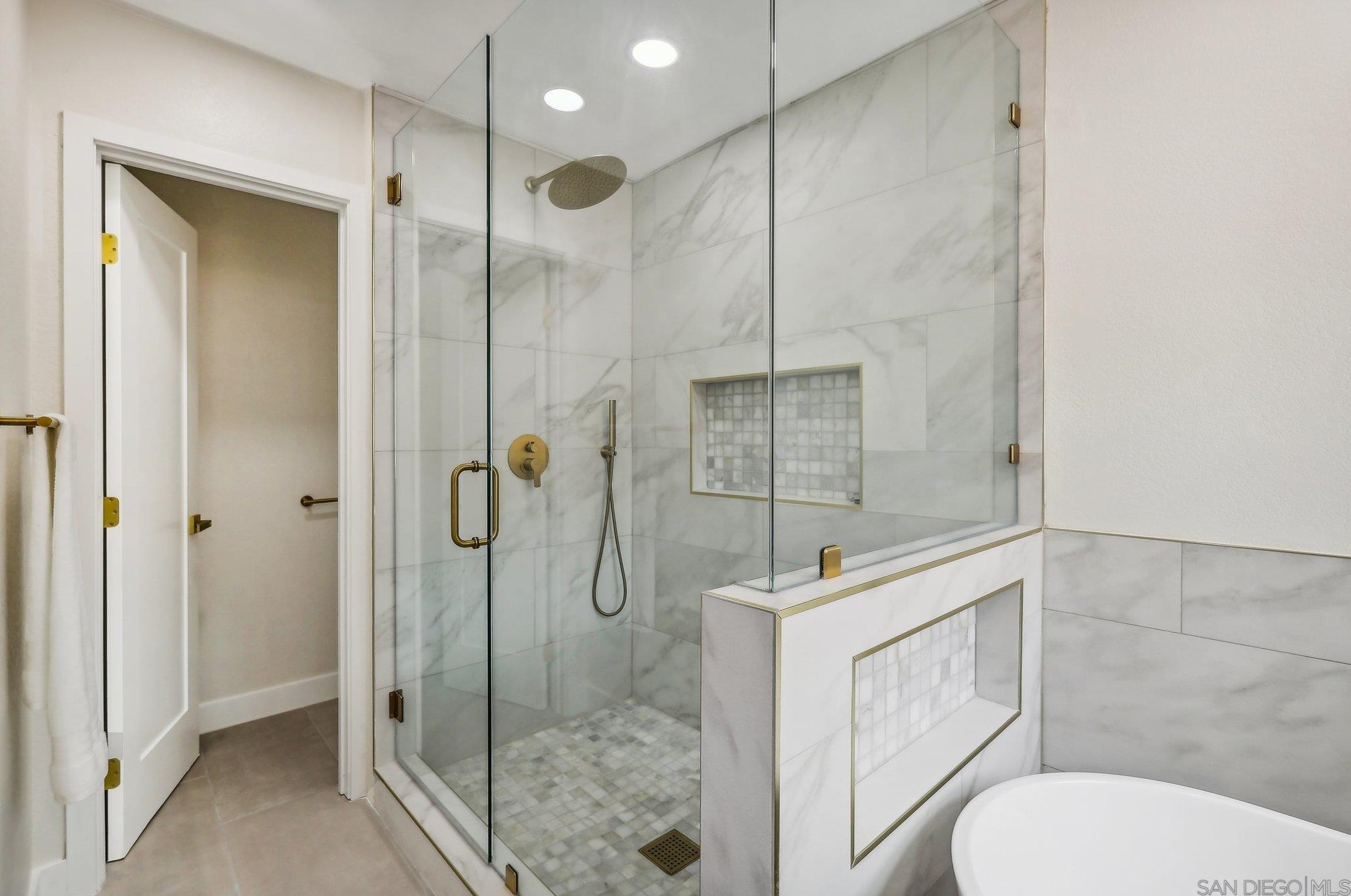 1550 Madrid Dr, Vista CA  92081-5007 exterior