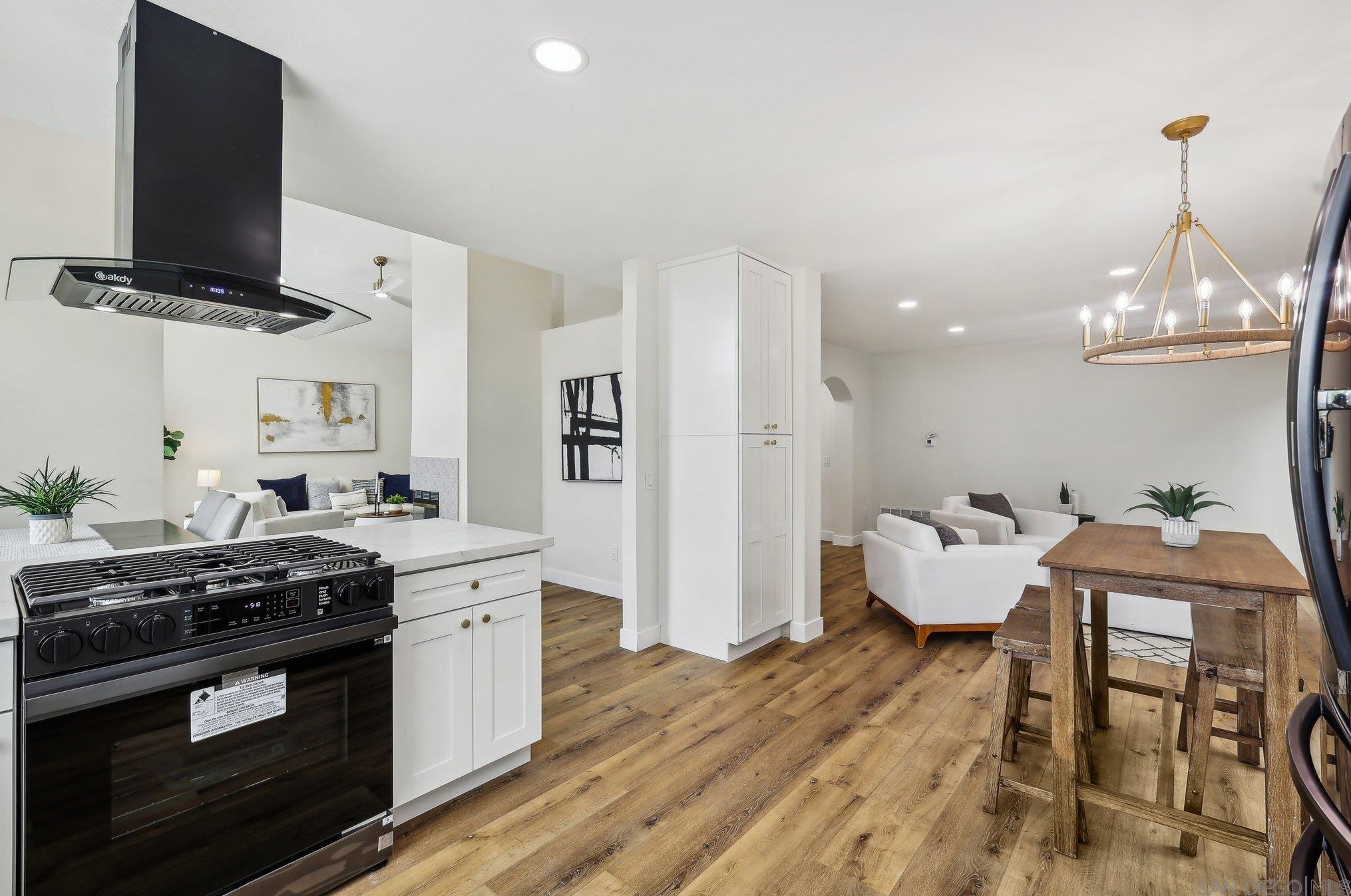 1550 Madrid Dr, Vista CA  92081-5007 exterior