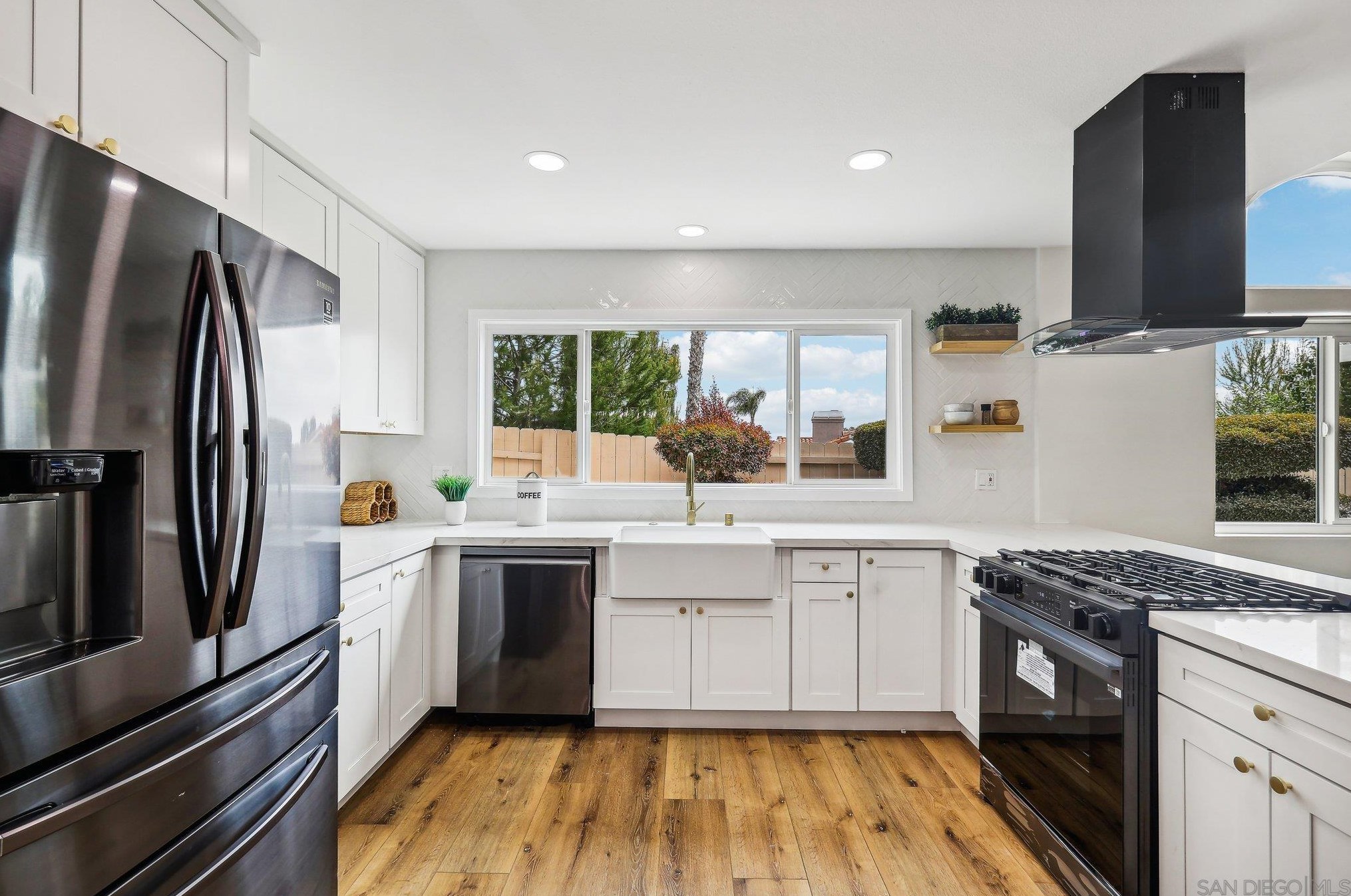 1550 Madrid Dr, Vista CA  92081-5007 exterior