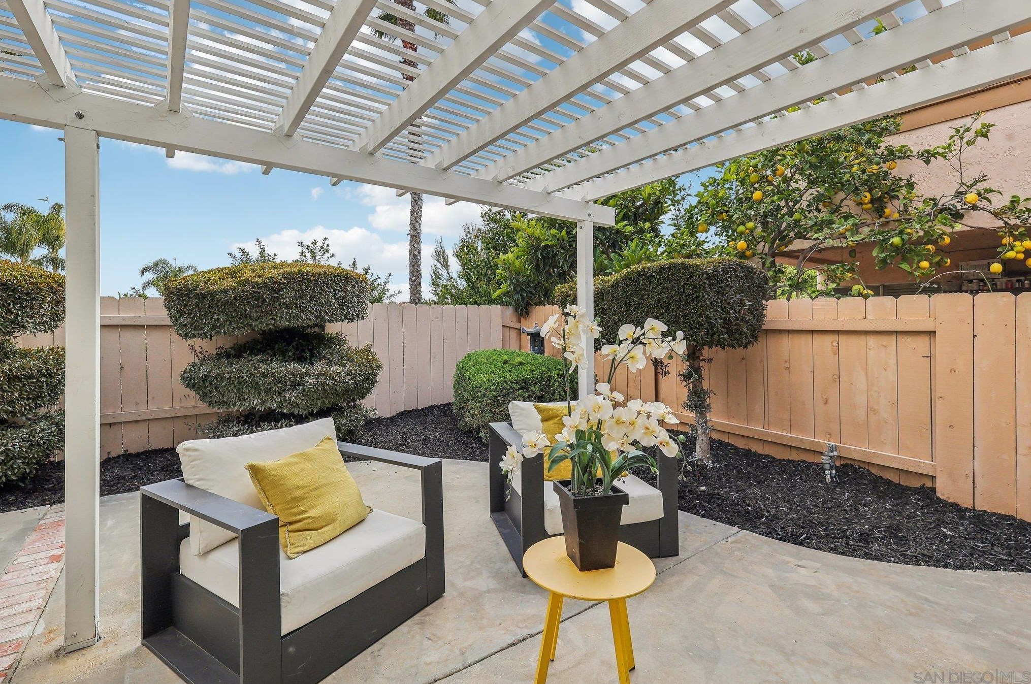 1550 Madrid Dr, Vista CA  92081-5007 exterior