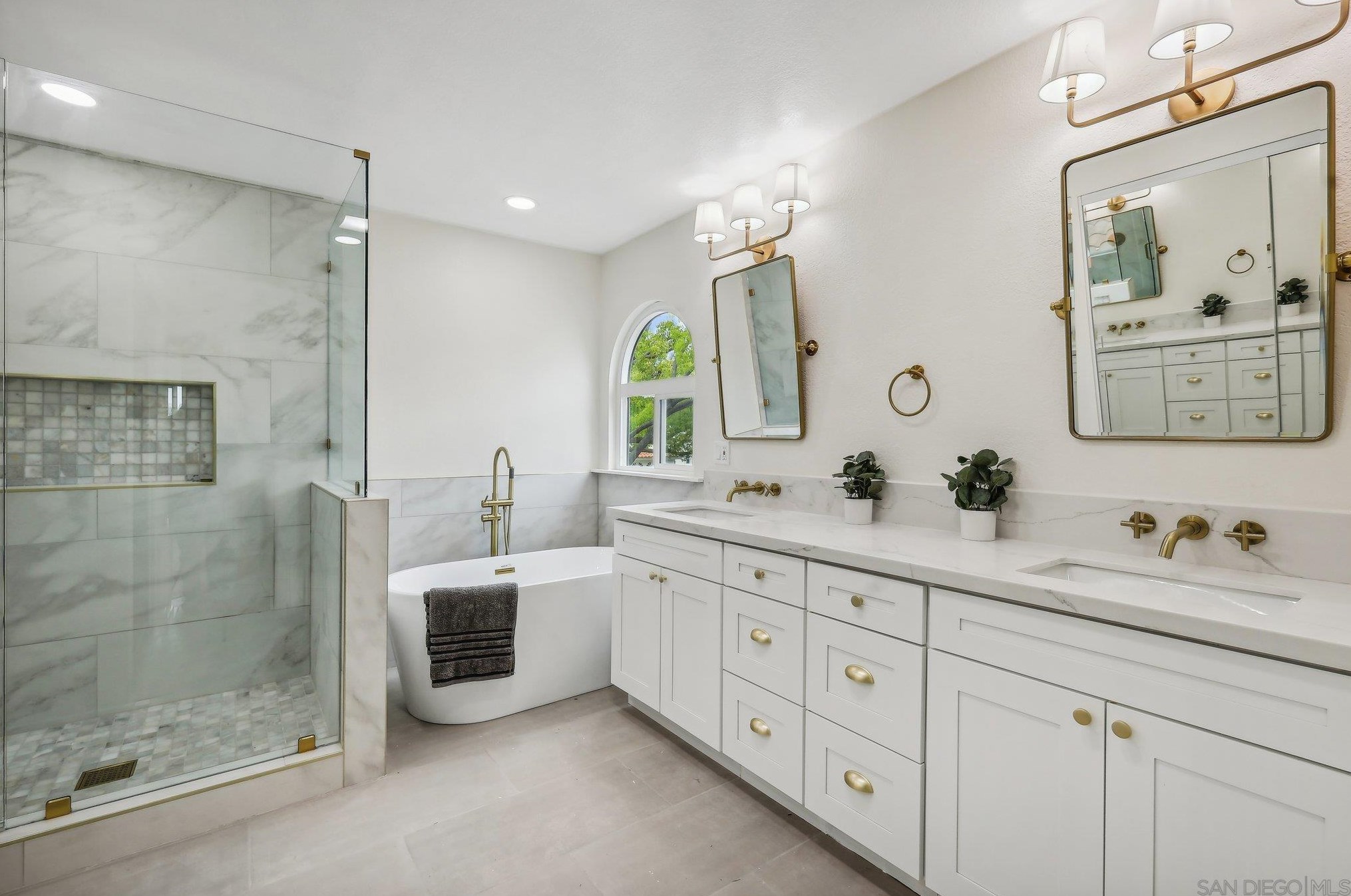 1550 Madrid Dr, Vista CA  92081-5007 exterior