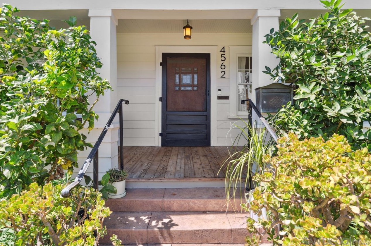 4562 Edgeware Rd, San Diego CA  92116-4723 exterior