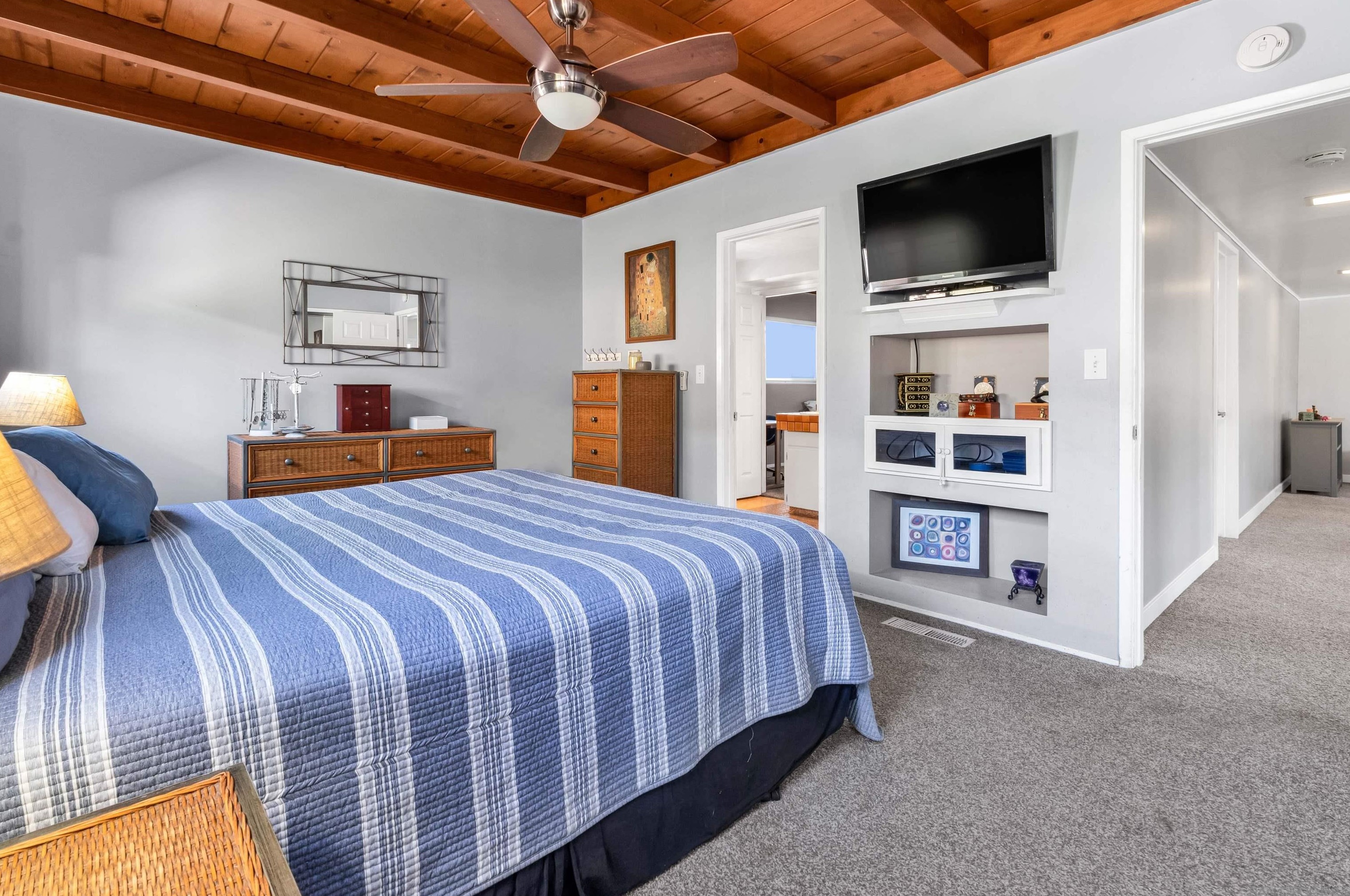 2016 Law St, San Diego CA 92109-3464 exterior