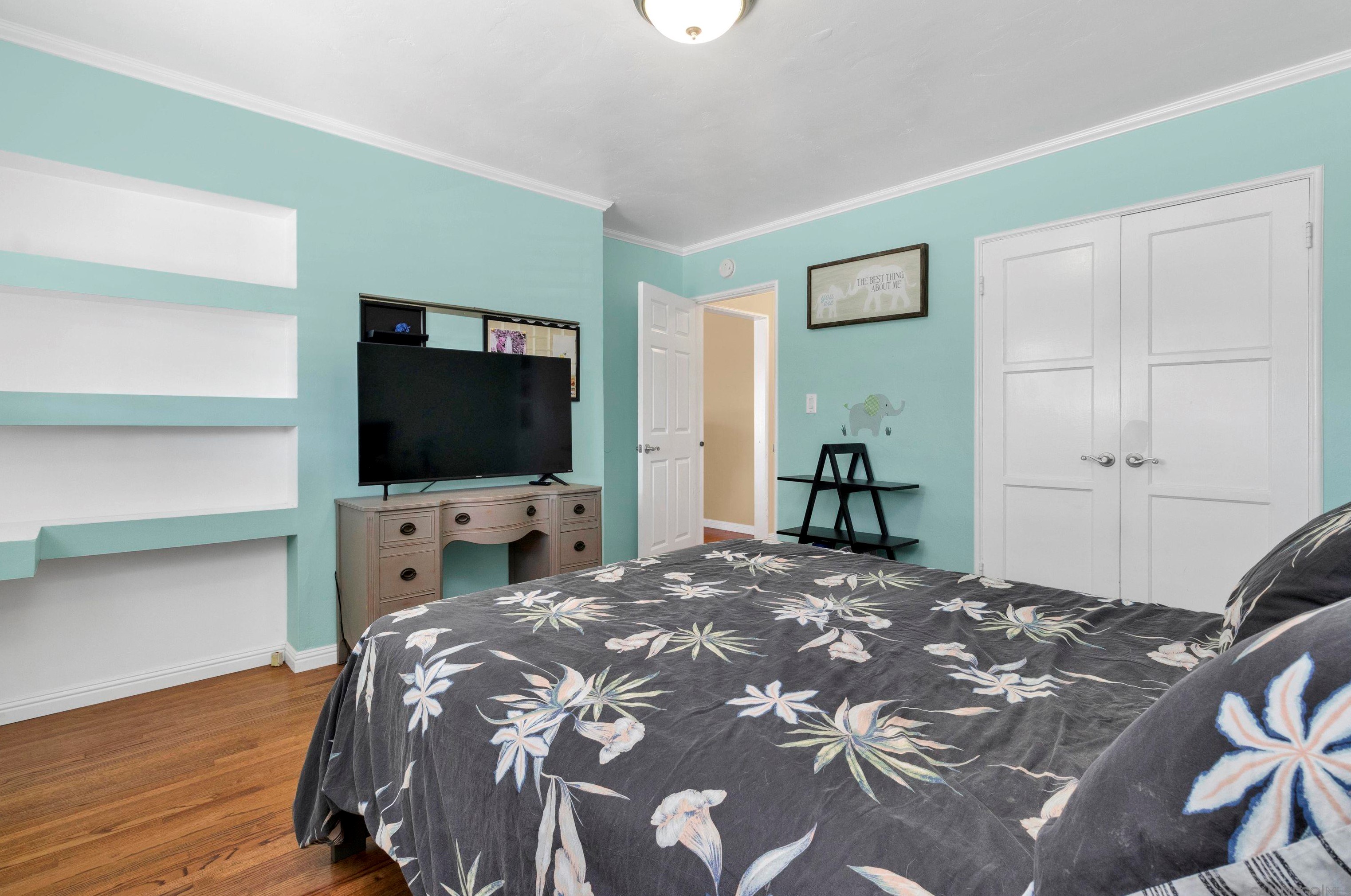 2016 Law St, San Diego CA 92109-3464 exterior