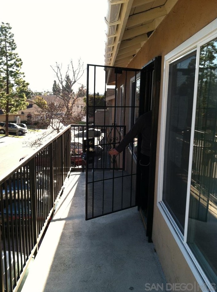 6696 Omega Dr, San Diego CA  92139-3847 exterior