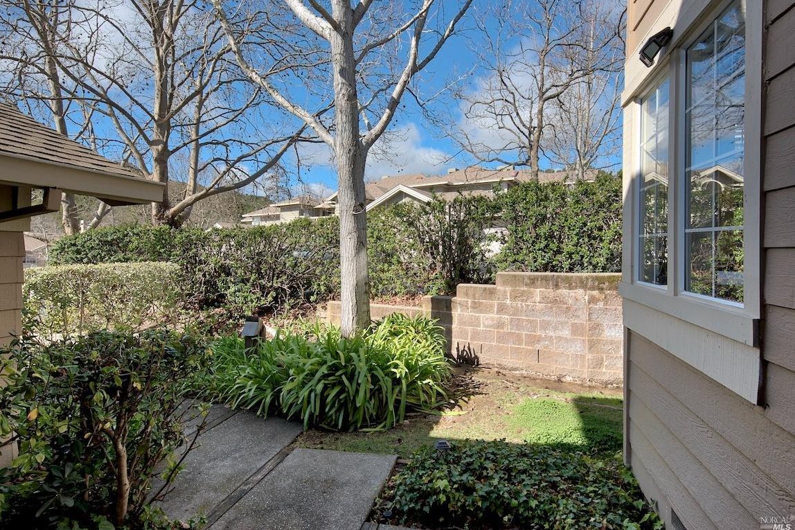 52 Bridle Path Ln, Novato CA  94945-1469 exterior