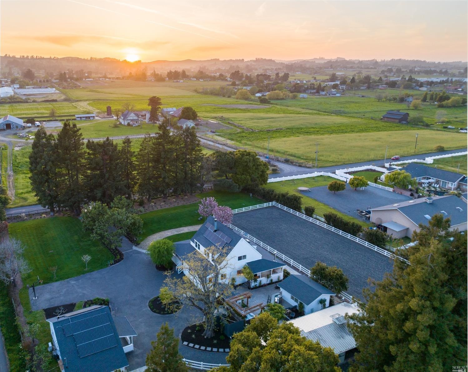 1030 Thompson Ln, Petaluma CA  94952-1242 exterior