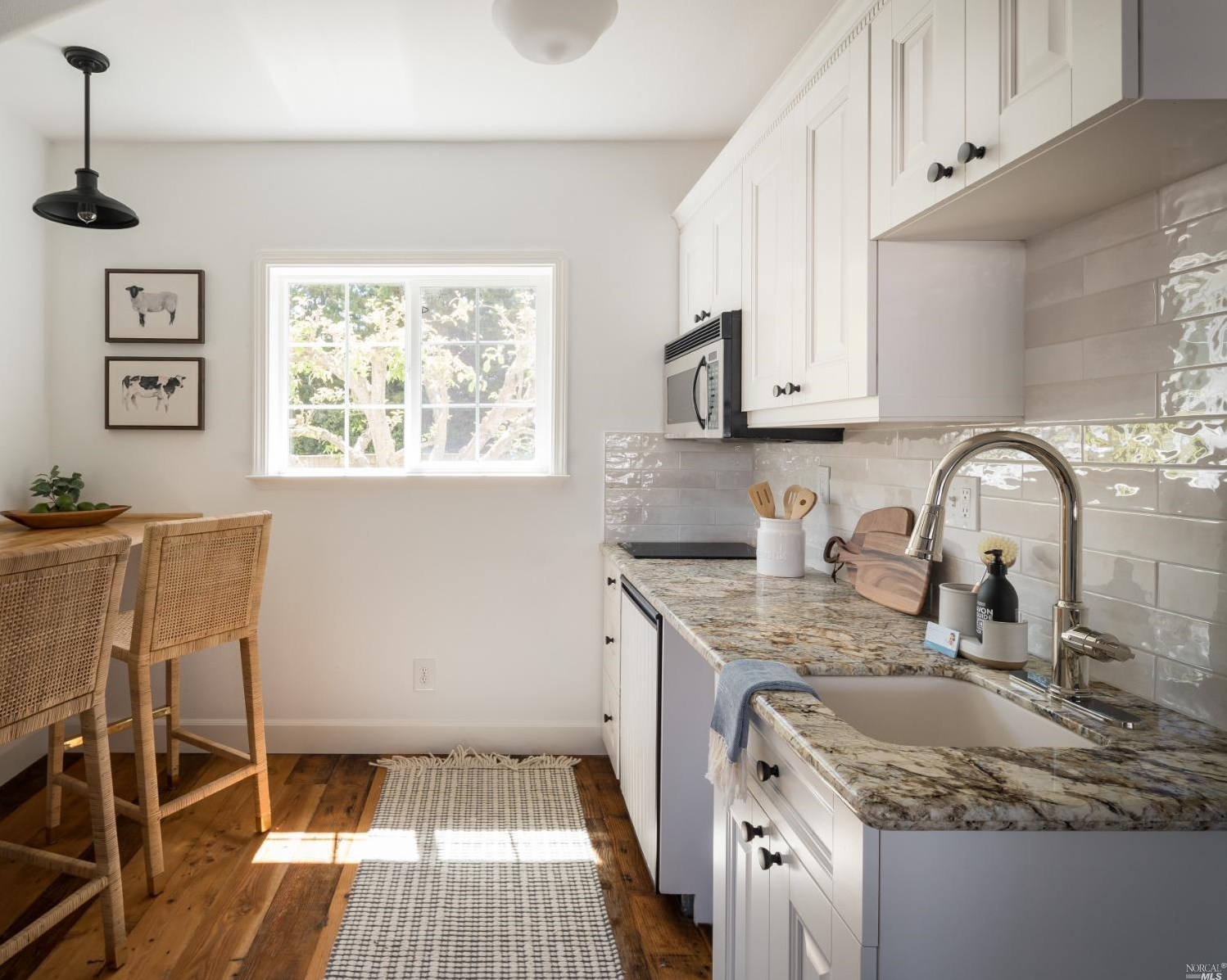 1030 Thompson Ln, Petaluma CA  94952-1242 exterior