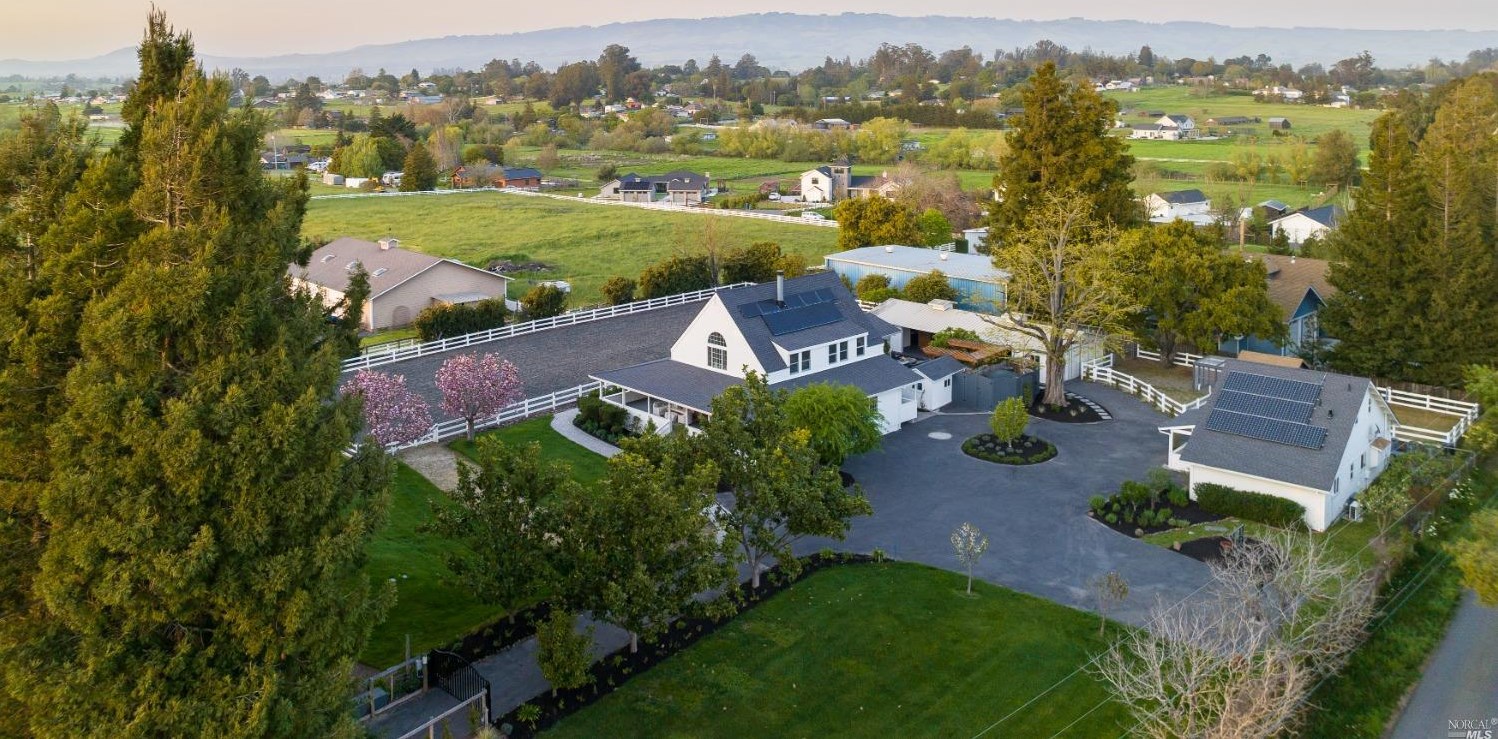 1030 Thompson Ln, Petaluma CA  94952-1242 exterior