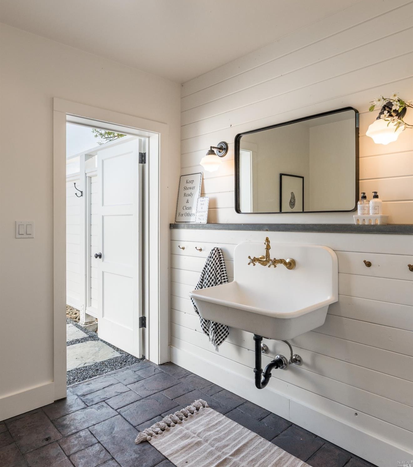1030 Thompson Ln, Petaluma CA  94952-1242 exterior
