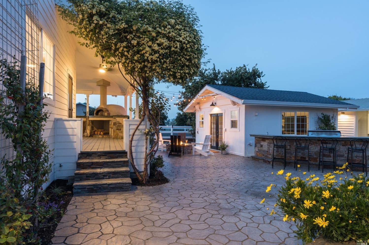 1030 Thompson Ln, Petaluma CA  94952-1242 exterior